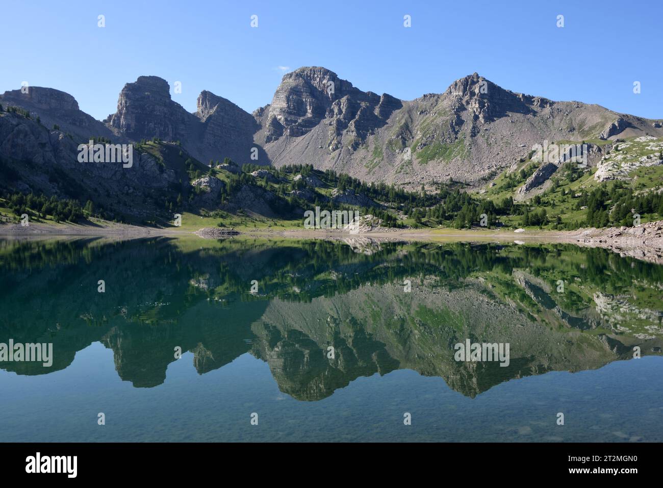 Reflexiones sobre la superficie del lago Allos de alta altitud o el lago Allos en el Parque Nacional de Mercantour y Haut Verdon Alpes-de-Haute-Provence Alpes franceses Francia Foto de stock