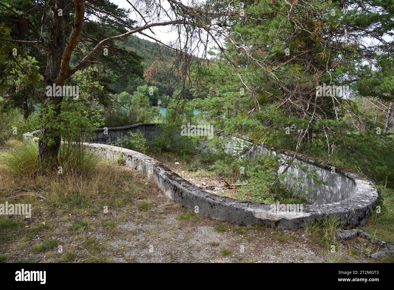 Piscina abandonada, vacía y cubierta Provenza Francia Foto de stock