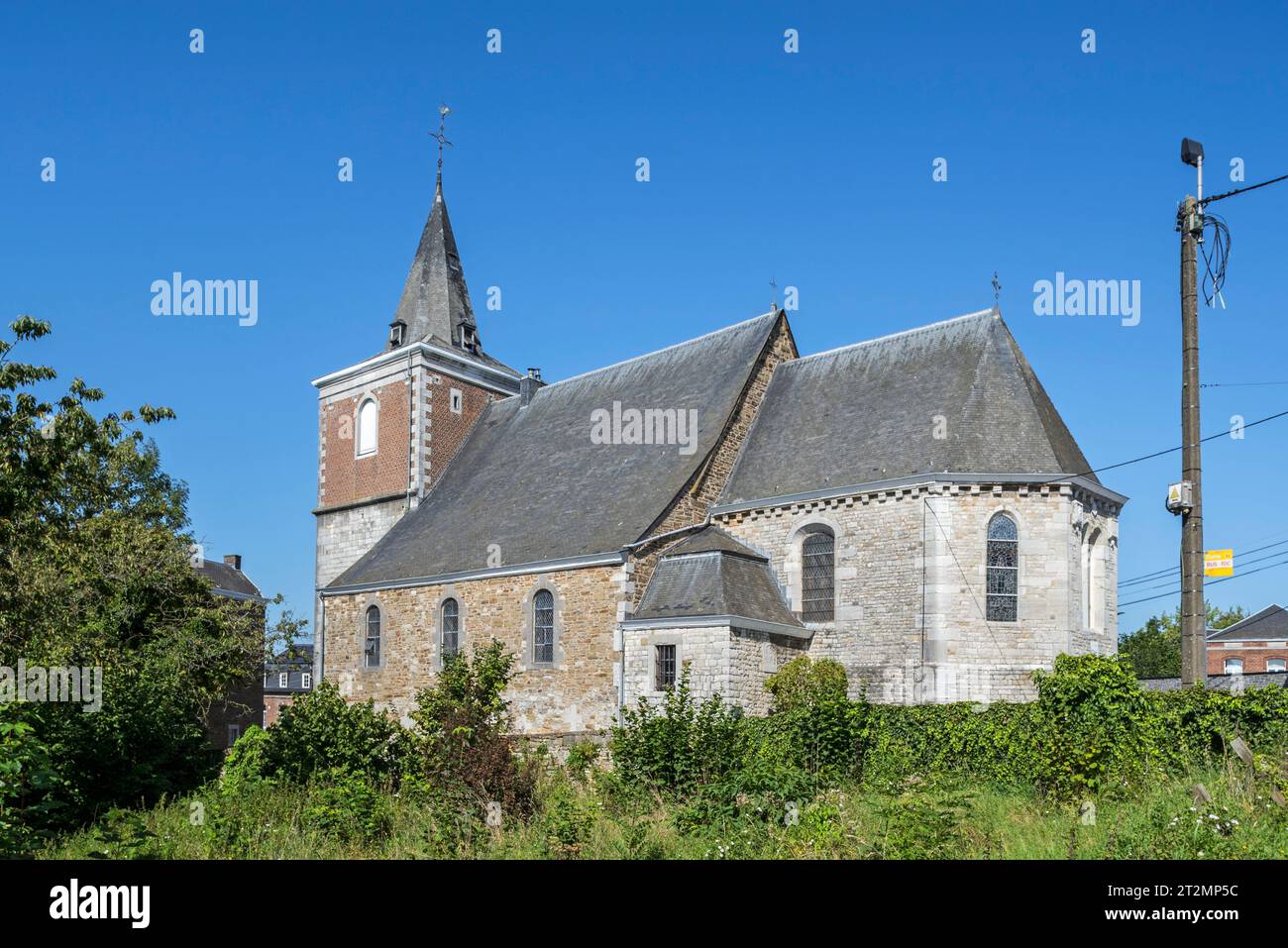 Iglesia Saint-Pierre / Iglesia de San Pedro en el pueblo Villers-le-Temple cerca de Nandrin, provincia de Lieja, Ardenas belgas, Valonia, Bélgica Foto de stock