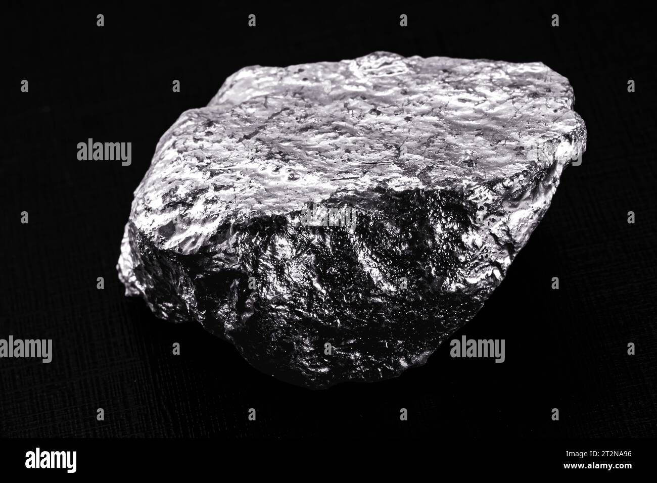 Chalcocite, chalcocite o chalcocite es un mineral compuesto de sulfuro de cobre, fondo negro aislado Foto de stock
