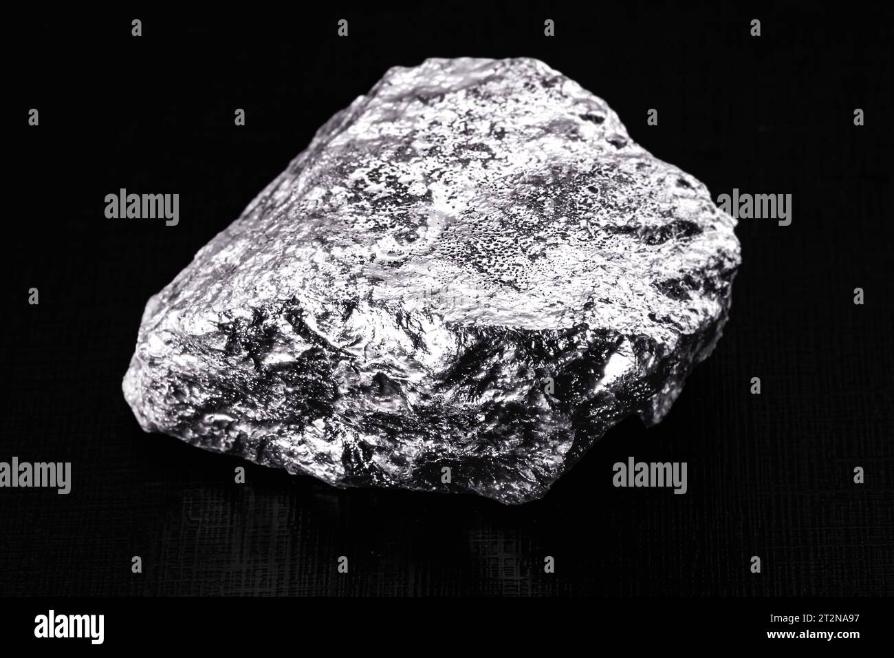 Chalcocite, chalcocite o chalcocite es un mineral compuesto de sulfuro de cobre, fondo negro aislado Foto de stock