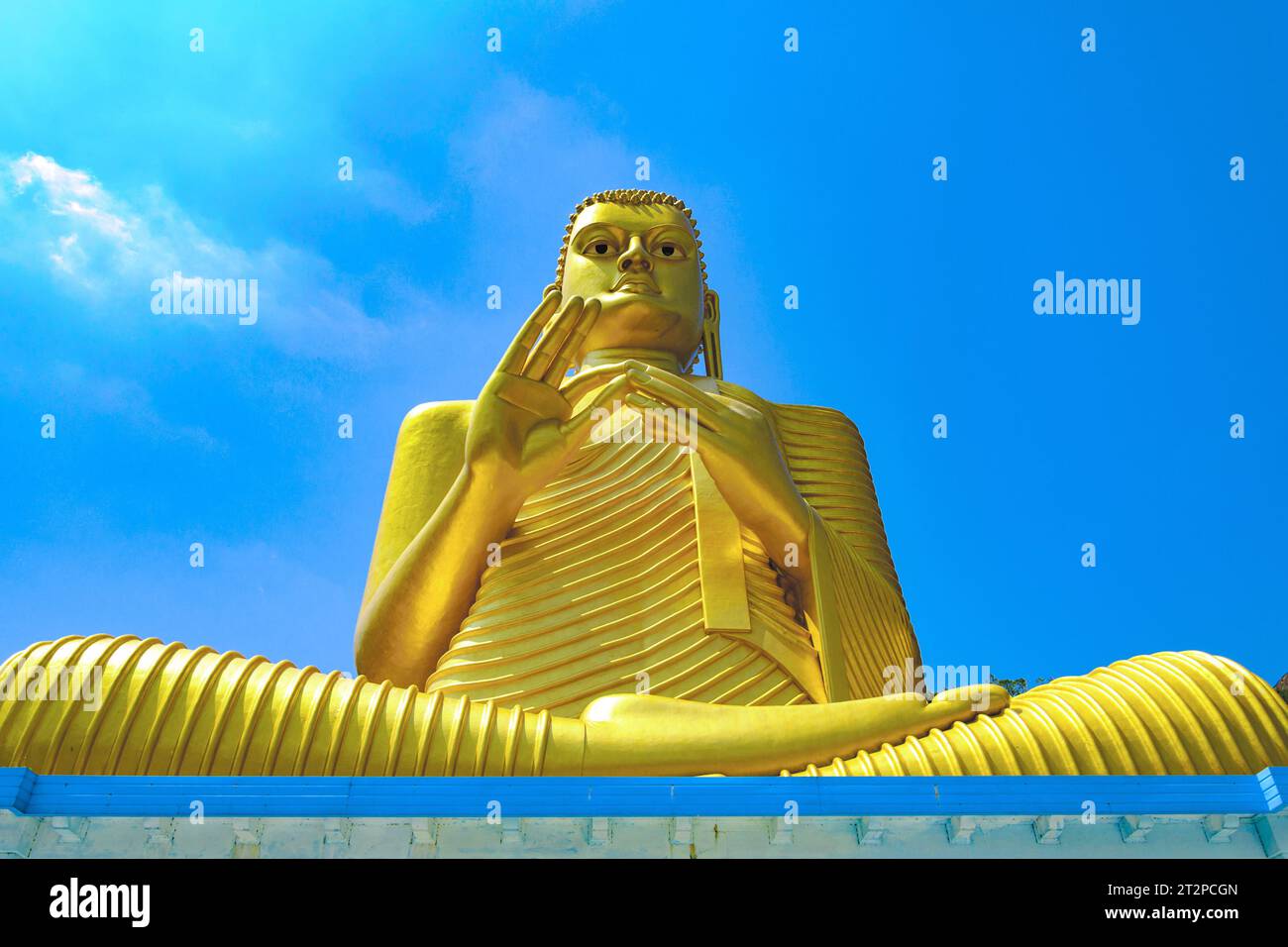Estatua dorada de un Buda sentado en Dambulla Sri Lanka (Ceilán) Foto de stock