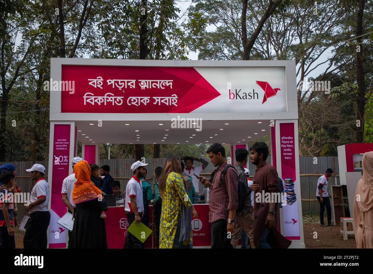 Un pabellón del mayor servicio financiero móvil (MFS) bKash de Bangladesh, en la Feria del Libro amar Ekushey en Suhrawardi Udyan en Dhaka, Bangladesh. Foto de stock