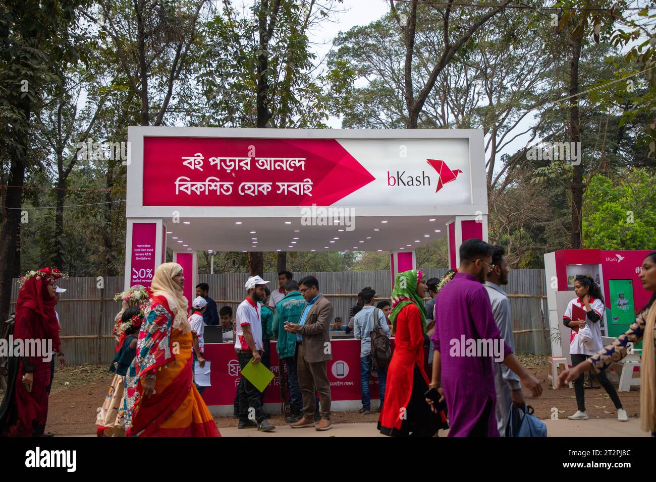 Un pabellón del mayor servicio financiero móvil (MFS) bKash de Bangladesh, en la Feria del Libro amar Ekushey en Suhrawardi Udyan en Dhaka, Bangladesh. Foto de stock