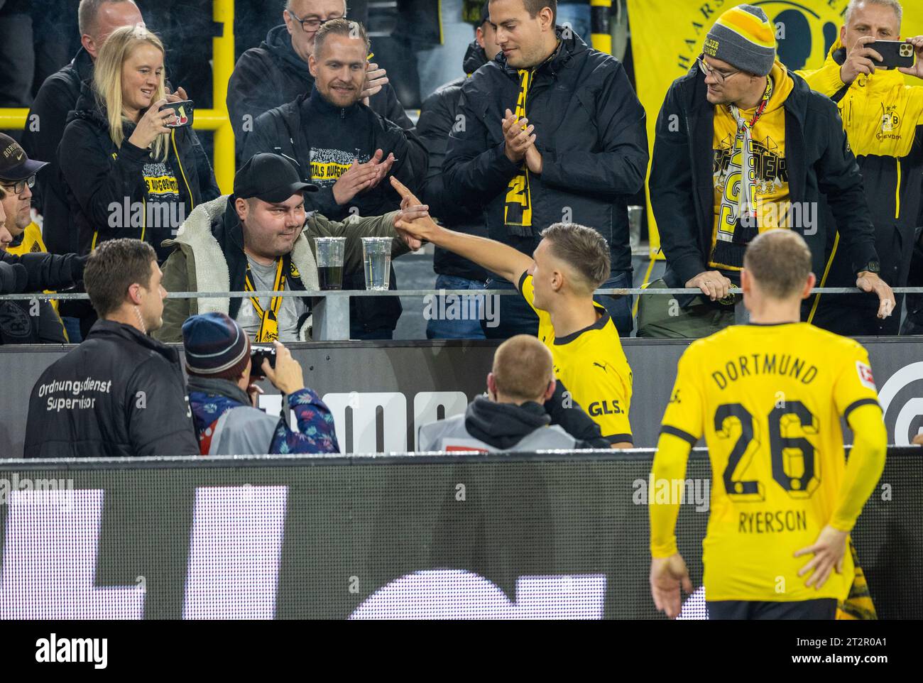 Dortmund, Alemania. 2023 de octubre. Jugar a BVB Fan Marcel Nico Schlotterbeck (BVB) Borussia