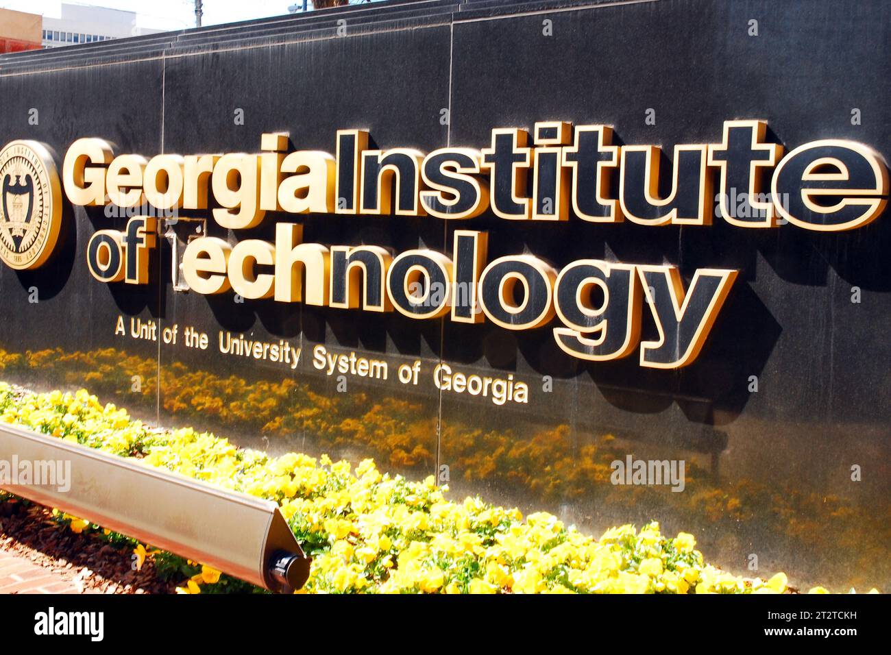 Un cartel fuera del campus del Instituto de Tecnología de Georgia, también conocido como Georgia Tech, da la bienvenida a los visitantes al campus en Atlanta Foto de stock