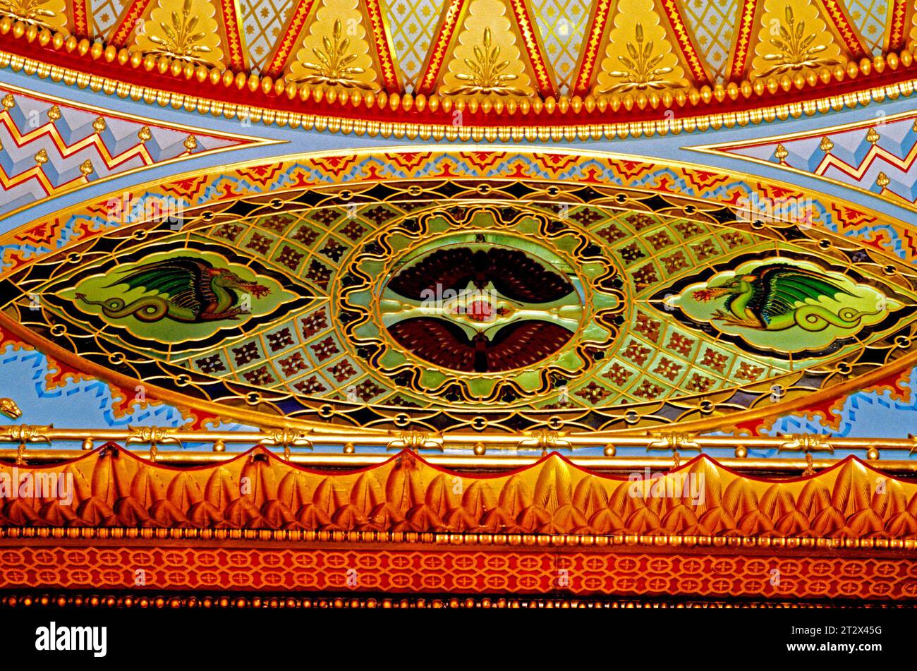 Brighton Pavilion, sala de música, arte oriental, friso de techo, detalle, dragones, Sussex, Inglaterra, Reino Unido Foto de stock