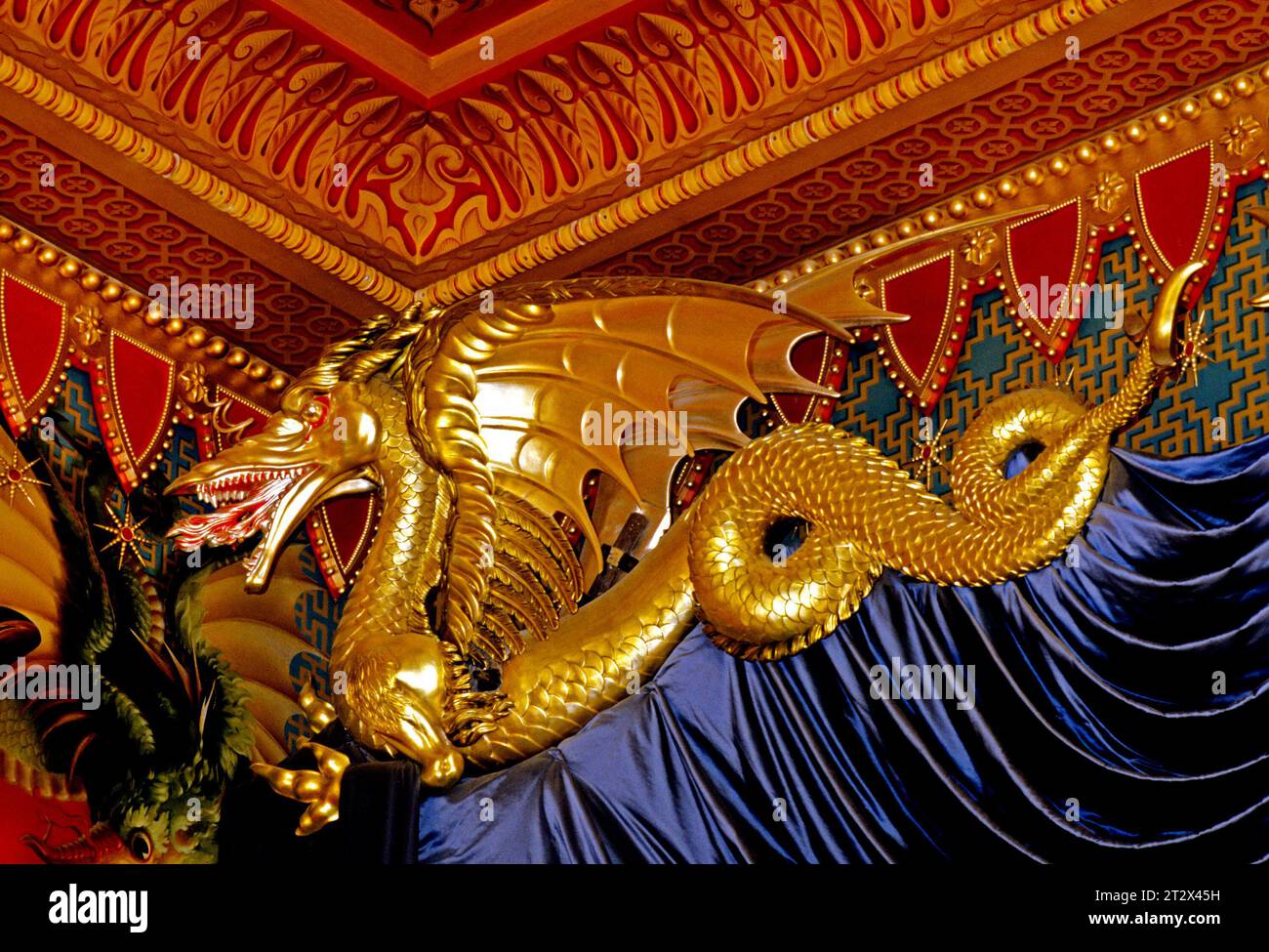 Brighton Pavilion, interior, sala de música, arte oriental, dorado, dorado dragón de oro, techo, detalle, Sussex, Inglaterra, REINO UNIDO Foto de stock