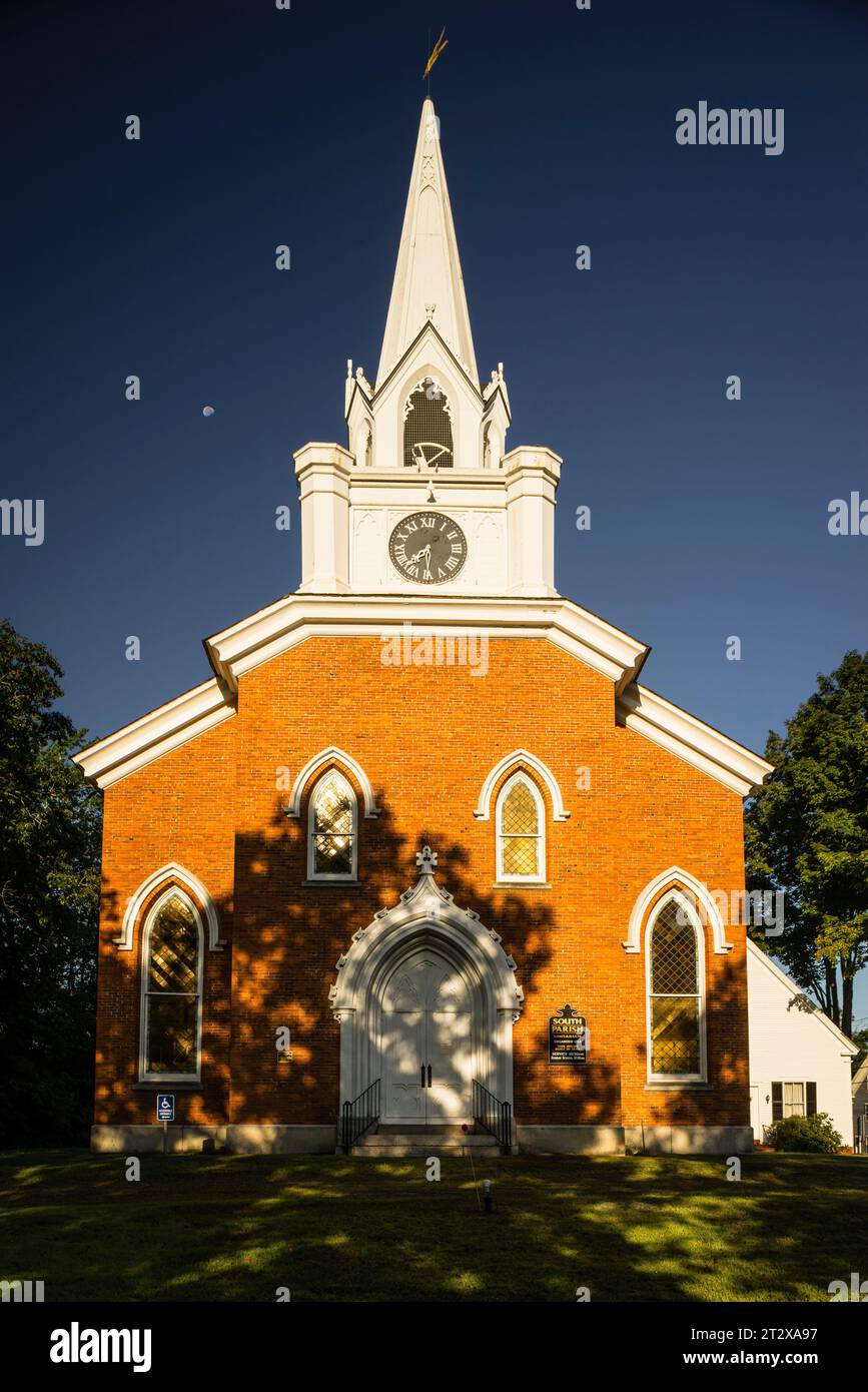 Sur Parroquia Iglesia Unitaria de Charlestown Calle Principal Distrito Histórico   Charlestown, New Hampshire, EE.UU. Foto de stock