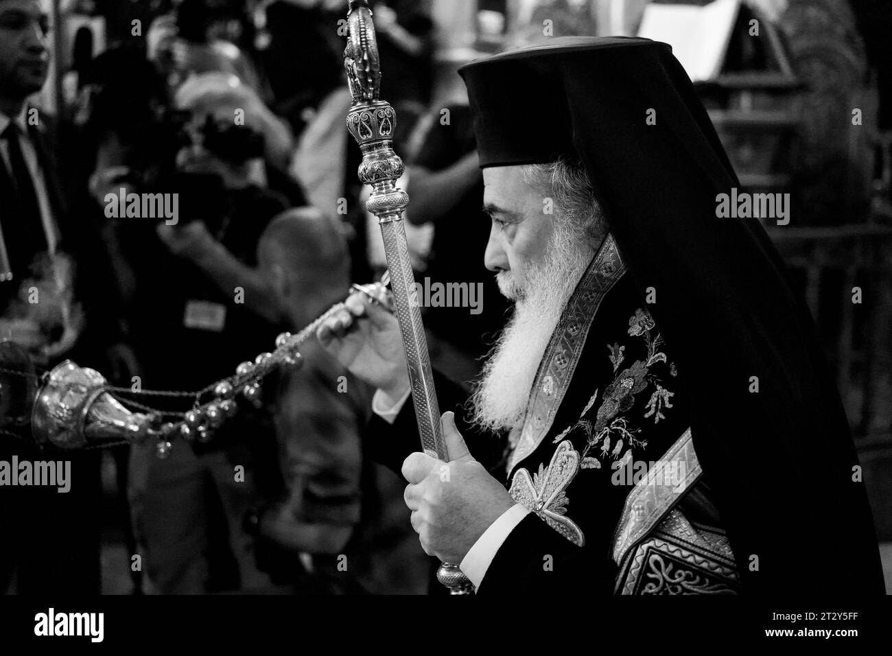 Jerusalén, Israel. 22º de octubre de 2023. El patriarca griego ortodoxo de Jerusalén, TEÓFILOS III, dirige a la comunidad de Jerusalén en un servicio conmemorativo en el katholikon o catolicón en la Iglesia del Santo Sepulcro para los muertos en la Franja de Gaza y golpeados en el ataque aéreo israelí en San Campus de la Iglesia Ortodoxa Griega Porfirio en la ciudad de Gaza el 2023 de octubre. Decenas de desplazados de Gaza se refugiaban en el complejo y algunos murieron. Israel está involucrado en una guerra con Hamas en la Franja de Gaza después de un masivo disparo de cohetes desde la Franja de Gaza hacia Israel, infiltración de hombres armados en Israel Foto de stock