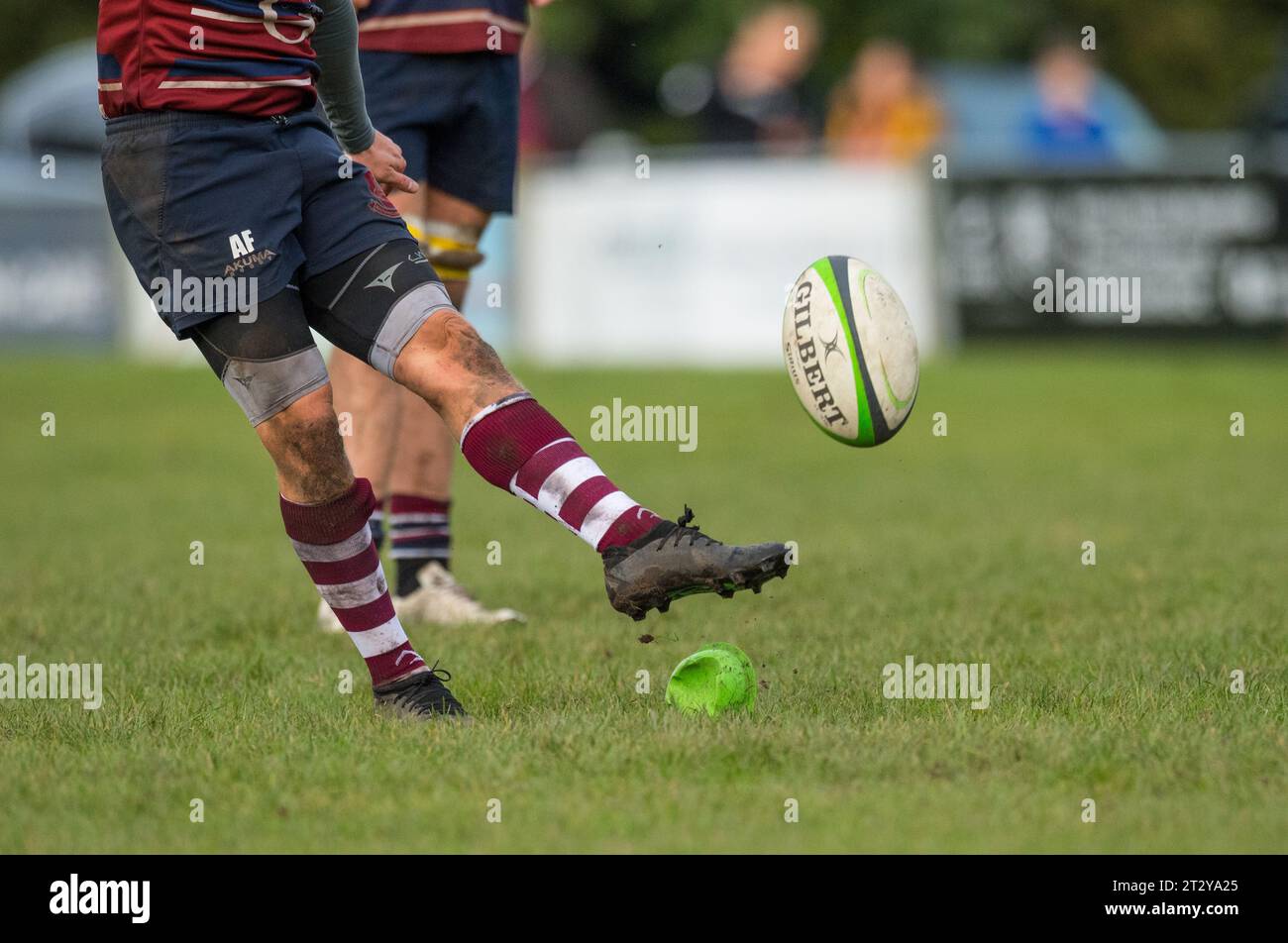 Jugador aficionado inglés de Rugby Union corriendo para patear la