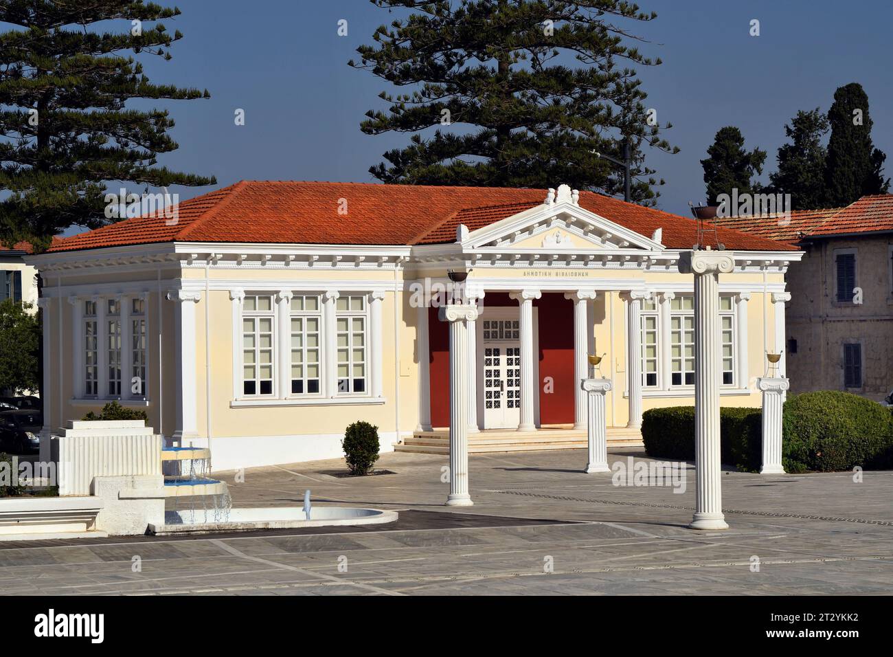 Paphos, Chipre - 27 de septiembre de 2023: Jardines municipales con biblioteca municipal en el distrito de la ciudad vieja, ciudad fue la capital europea de la cultura 2017 Foto de stock