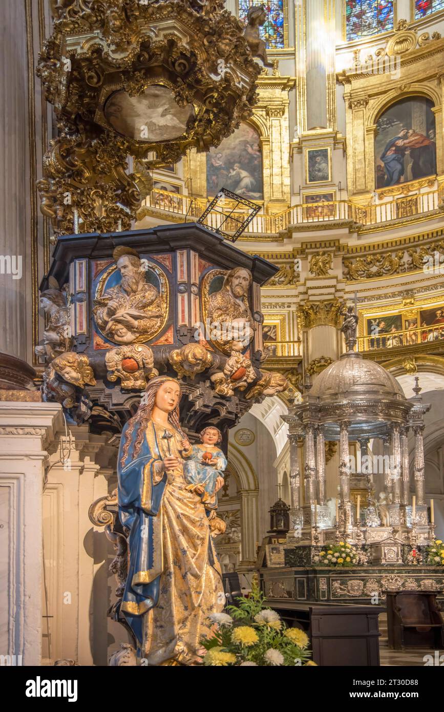 el interior de la hermosa catedral católica romana de granada andalucía españa Foto de stock