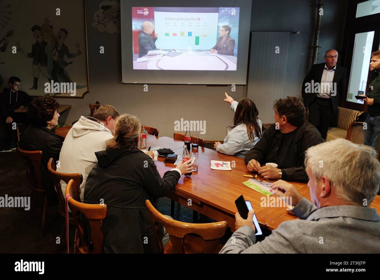 Berna, Suiza, 22.10.2023: Wahlparty der SVP im Kanton Bern, rechts am Rand Nationalrat Manfred Bühler *** Bern, Suiza. , . Partido electoral del SVP en el cantón de Berna, en el lado derecho del Consejero Nacional Manfred Bühler Copyright: XdtsxNachrichtenagenturx dts 24725 Crédito: Imago/Alamy Live News Foto de stock