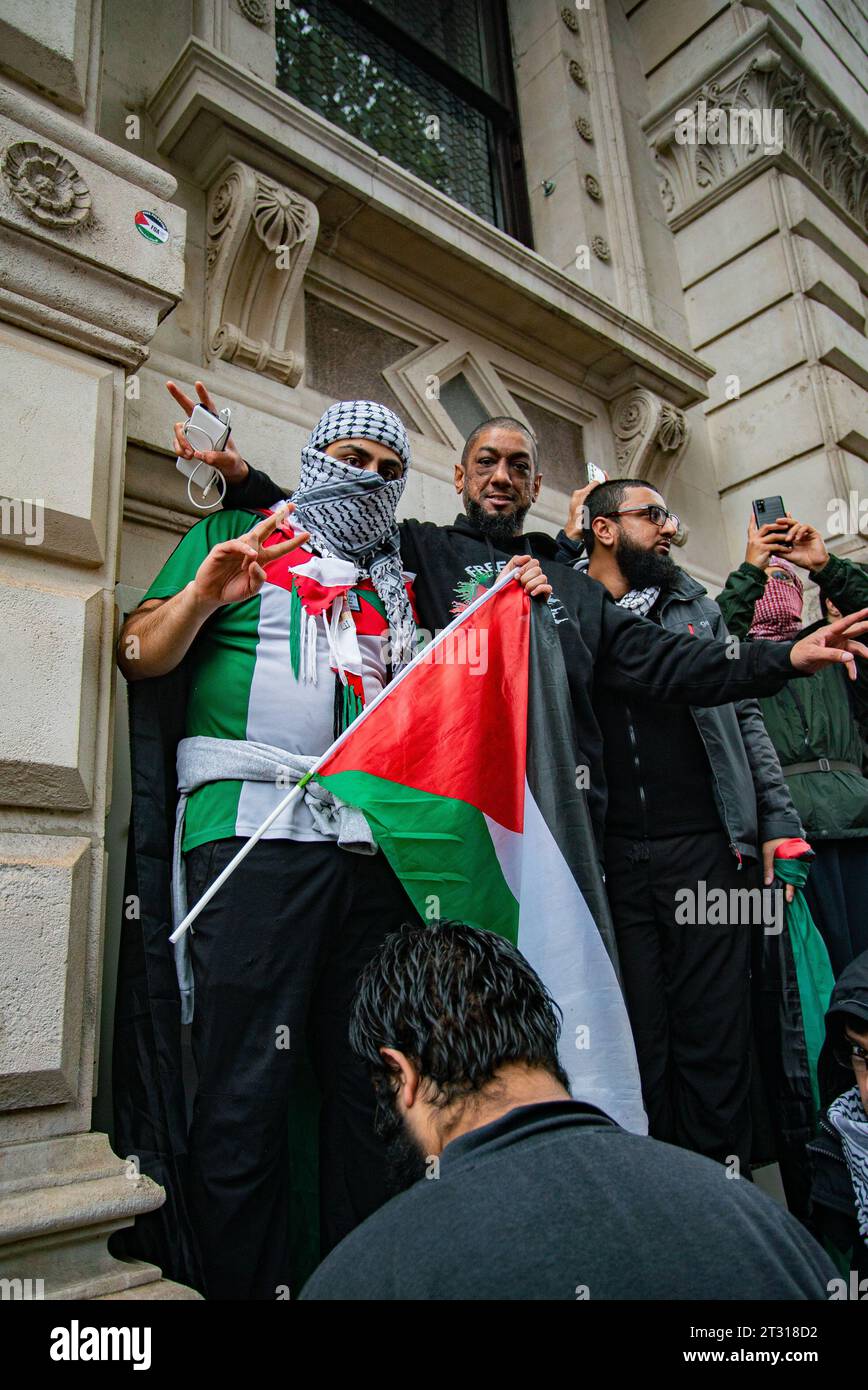 Londres, Reino Unido - 21 de octubre 2023: marcha pro-Palestina organizada por Amigos de Al-Aqsa en el centro de Londres en solidaridad con los palestinos. Foto de stock