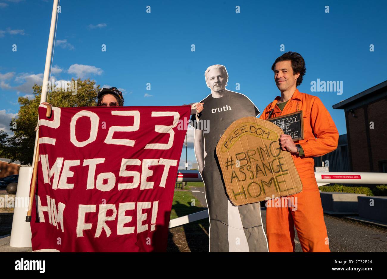 Londres, Reino Unido. 22 de octubre de 2023. Matt O'Branain de Nueva Zelanda y Deborah Bee de Londres llegaron hoy a la prisión de Belmarsh para mostrar su solidaridad con Julian Assange. quien está detenido en una prisión británica mientras sus abogados tratan de bloquear su extradición a Estados Unidos por cargos de piratería en relación con la publicación de documentos clasificados de inteligencia militar filtrados. Si es condenado, Assange enfrenta una sentencia total combinada de hasta 175 años de prisión. Ha estado detenido, en deterioro de salud, en la prisión de Belmarsh durante más de cuatro años, ya que ha impugnado la extradición de Estados Unidos o. Foto de stock