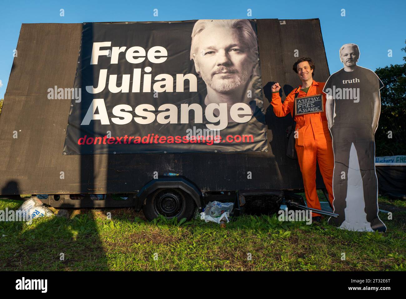 Londres, Reino Unido. 22 de octubre de 2023. Matt O'Branain, de Nueva Zelanda, llegó hoy a la prisión de Belmarsh para mostrar su solidaridad con Julian Assange, quien está detenido en una prisión británica mientras sus abogados buscan bloquear su extradición a Estados Unidos por cargos de piratería informática con respecto a su publicación de documentos clasificados de inteligencia militar filtrados. Si es condenado, Assange enfrenta una sentencia total combinada de hasta 175 años de prisión. Lleva más de cuatro años recluido en la prisión de Belmarsh, en deterioro de su salud, ya que ha impugnado la orden de extradición estadounidense. (Crédito de la imagen: © Velar Gr Foto de stock