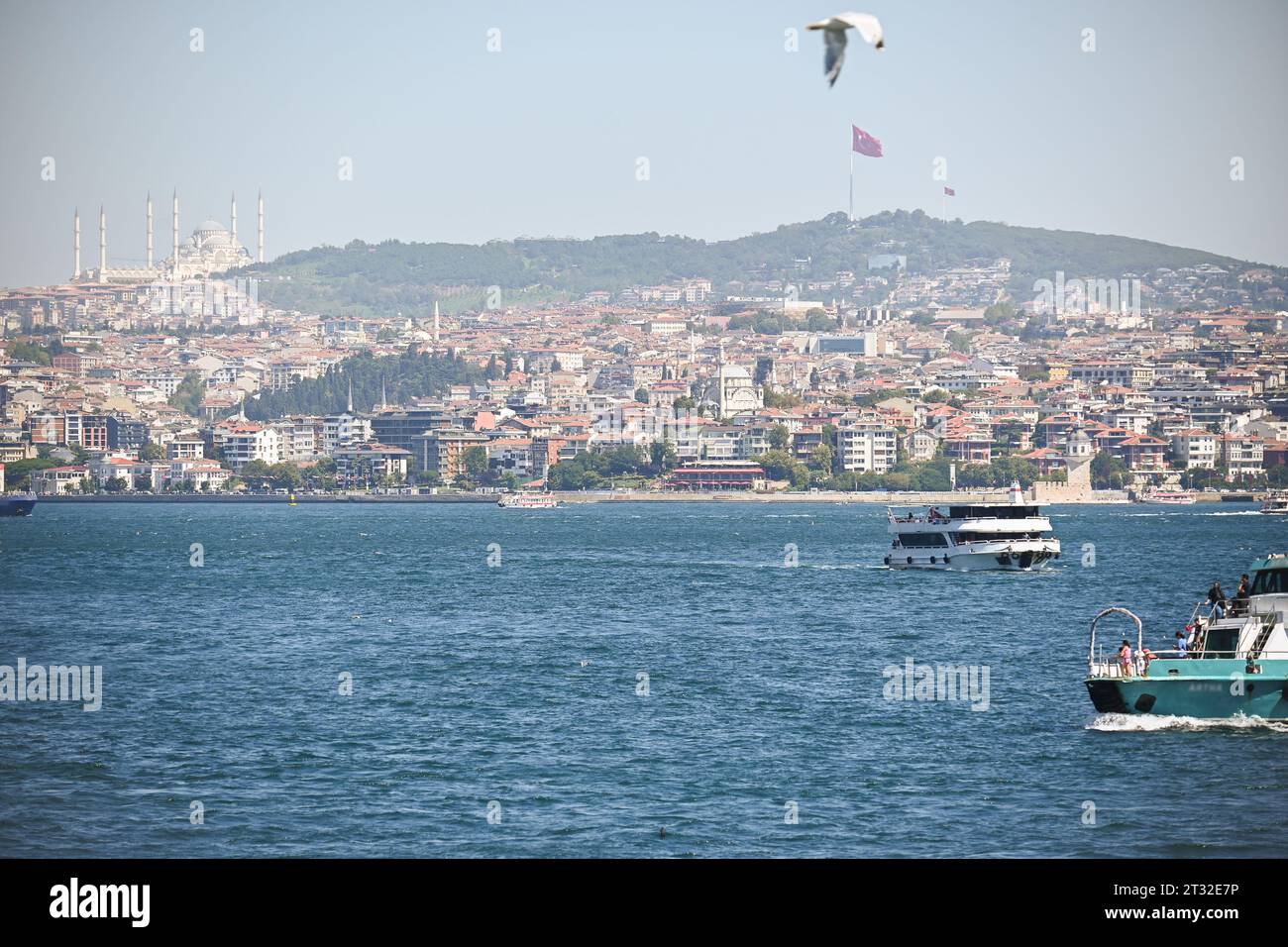Estrecho del Bósforo en Estambul. El Bósforo es una ruta marítima desde el Mar Negro hasta el Mar Mediterráneo. Foto de stock