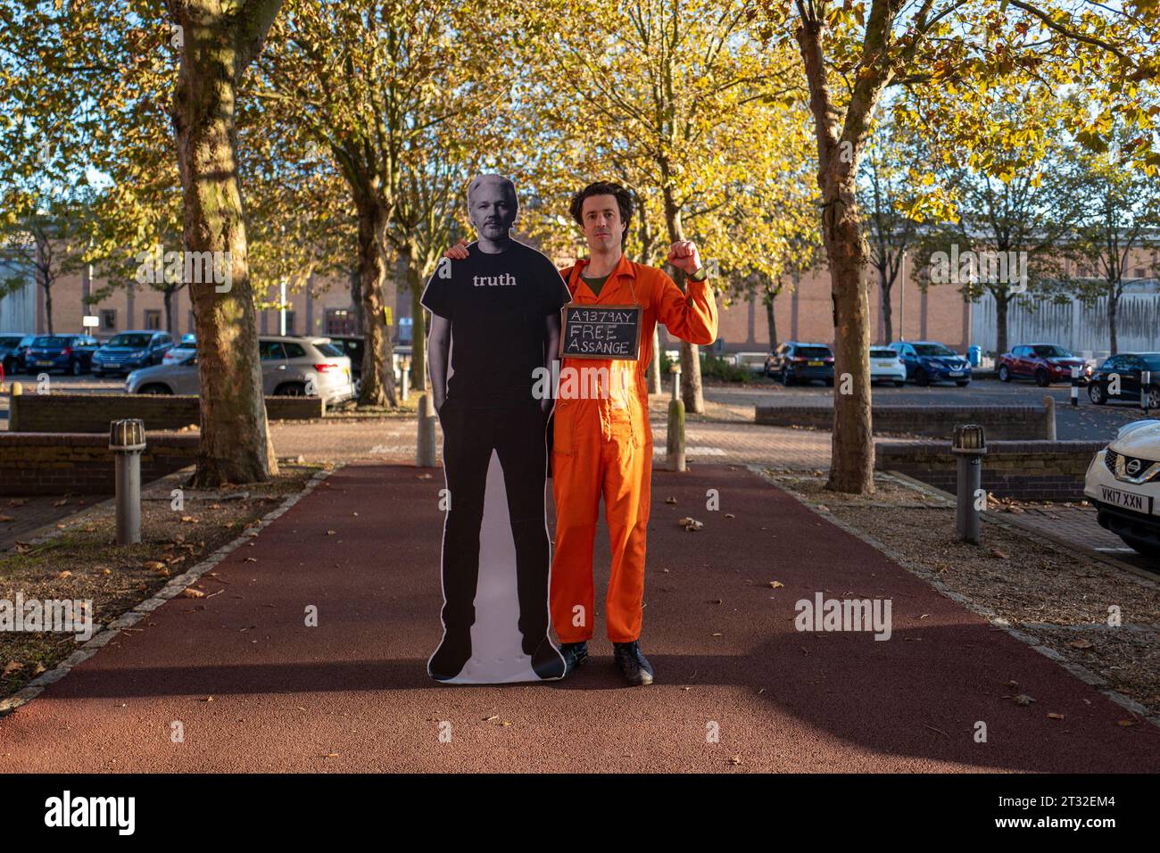 Londres, Reino Unido. 22 de octubre de 2023. Matt O'Branain, de Nueva Zelanda, llegó hoy a la prisión de Belmarsh para mostrar su solidaridad con Julian Assange, quien está detenido en una prisión británica mientras sus abogados buscan bloquear su extradición a Estados Unidos por cargos de piratería informática con respecto a su publicación de documentos clasificados de inteligencia militar filtrados. Si es condenado, Assange enfrenta una sentencia total combinada de hasta 175 años de prisión. Lleva más de cuatro años recluido en la prisión de Belmarsh, en deterioro de su salud, ya que ha impugnado la orden de extradición estadounidense. (Crédito de la imagen: © Velar Gr Foto de stock