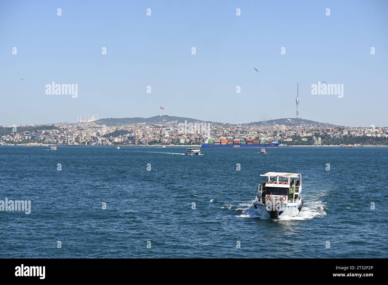 Estrecho del Bósforo en Estambul. El Bósforo es una ruta marítima desde el Mar Negro hasta el Mar Mediterráneo. Foto de stock