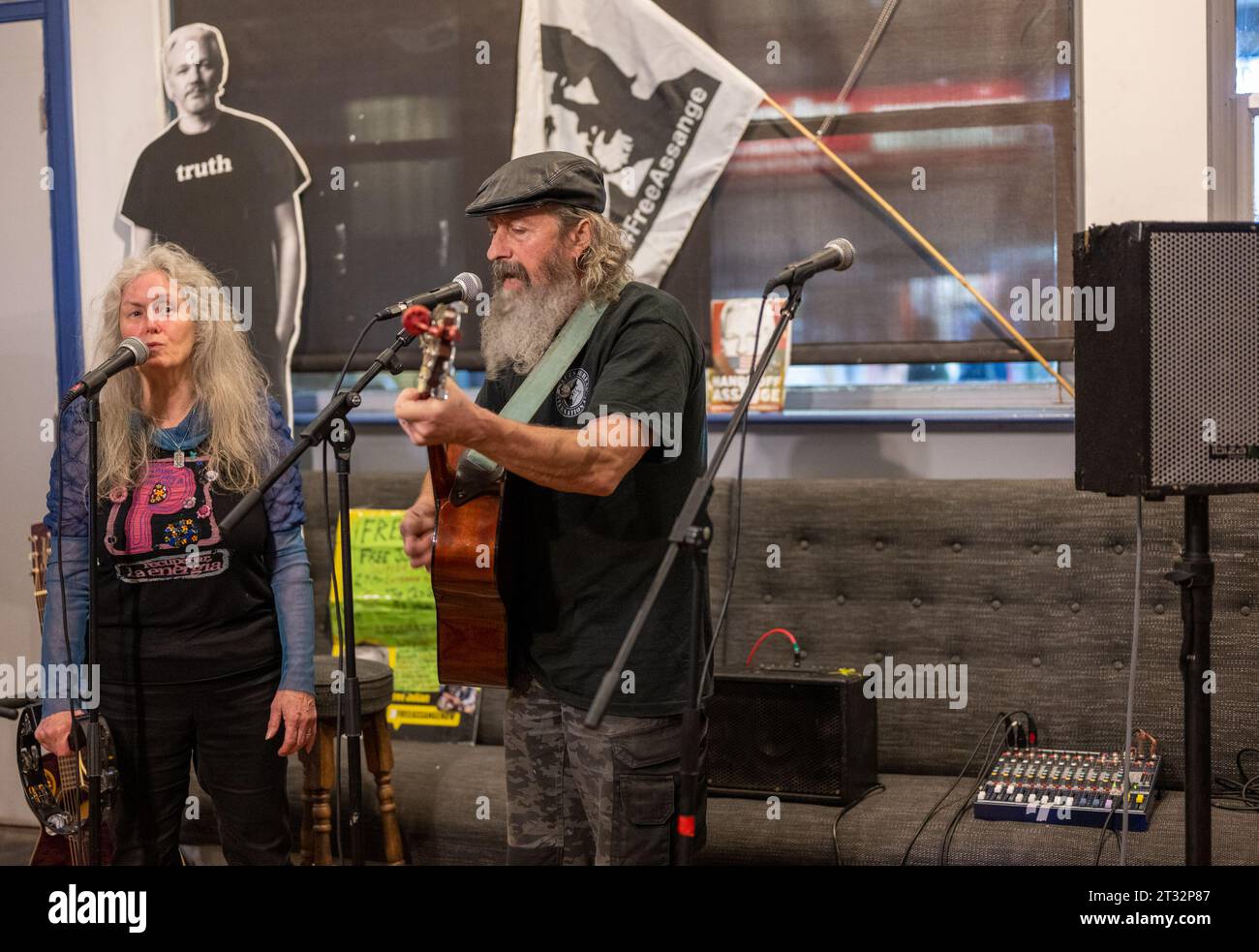 Londres, Reino Unido. 22 de octubre de 2023. John y Jennie McClean de Nueva Zelanda actúan en el pub Old Gunpit en el sureste de Londres en solidaridad con Julian Assange, quien está detenido en la prisión de Belmarsh durante más de cuatro años, ya que ha impugnado la orden de extradición de Estados Unidos. (Imagen de crédito: © Velar Grant/ZUMA Press Wire) ¡USO EDITORIAL SOLAMENTE! Hands no para USO comercial! Foto de stock