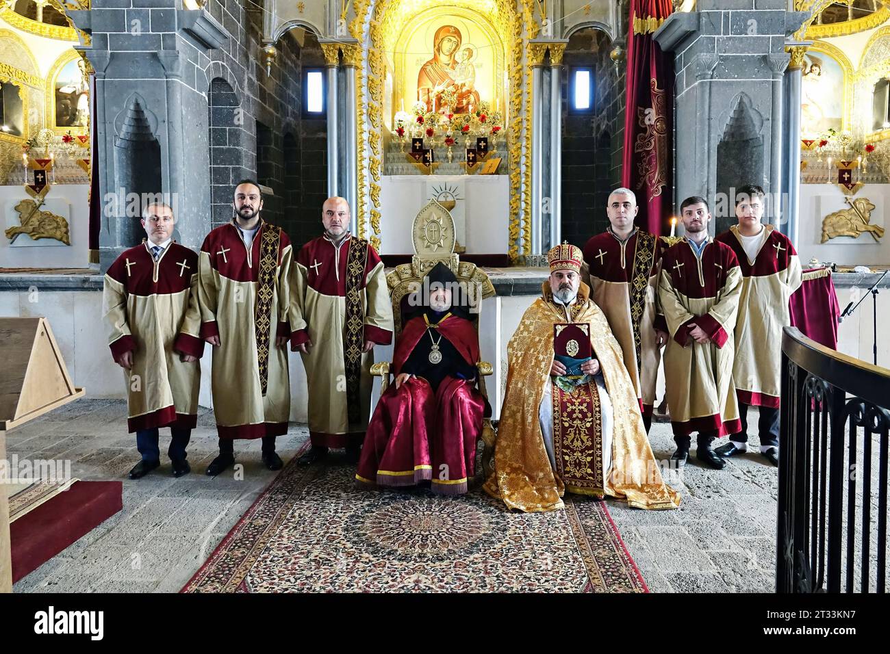 El patriarca adjunto de los armenios de Turquía, Arzobispo Aram Atesyan