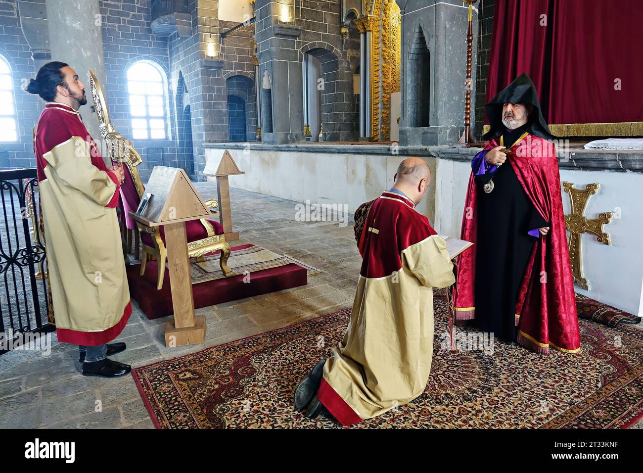 Diyarbakir, Turquía. 22 de octubre de 2023. Arzobispo Aram Atesyan (R