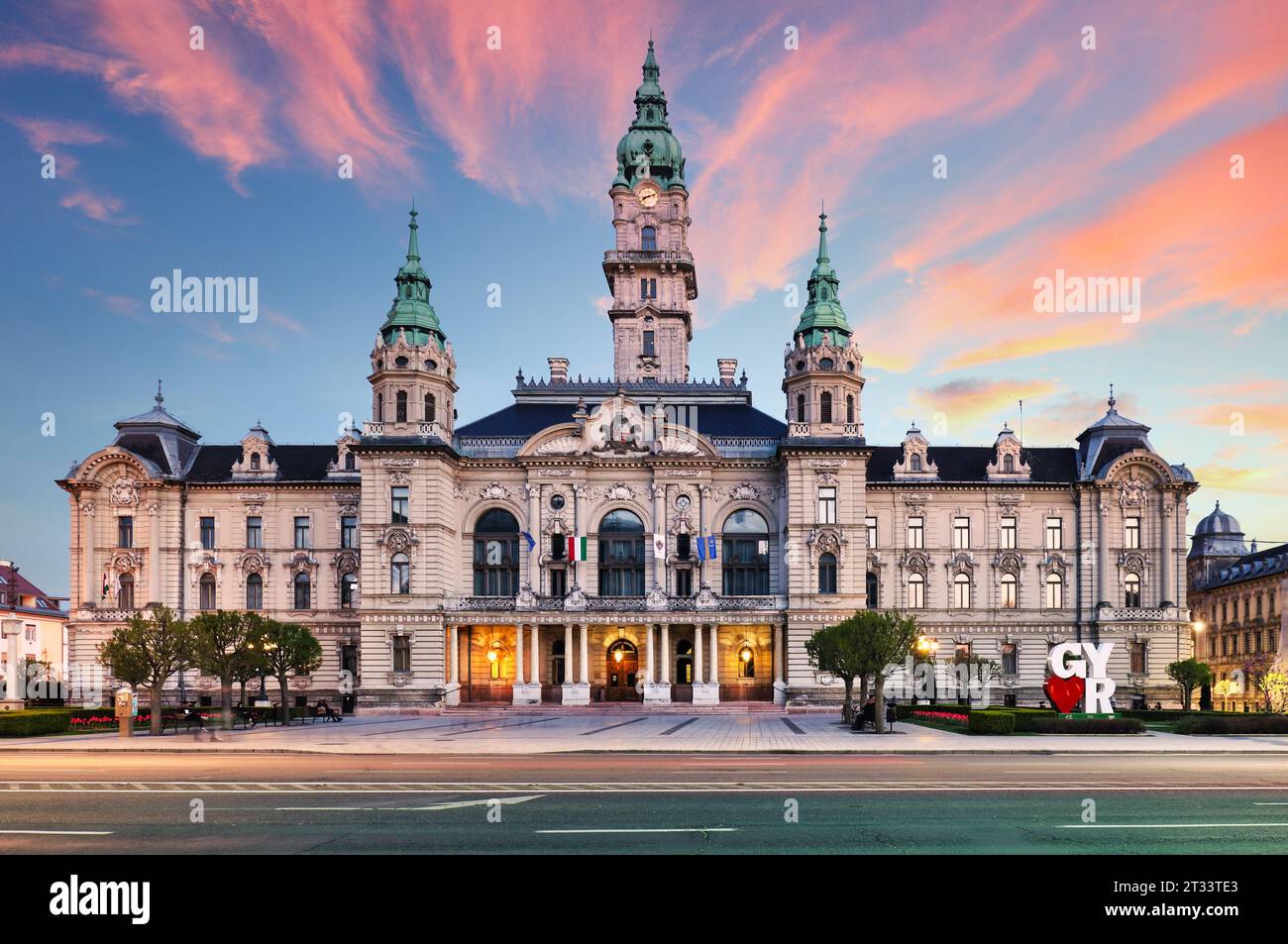 Hungría - Gyor al atardecer, Ayuntamiento Foto de stock