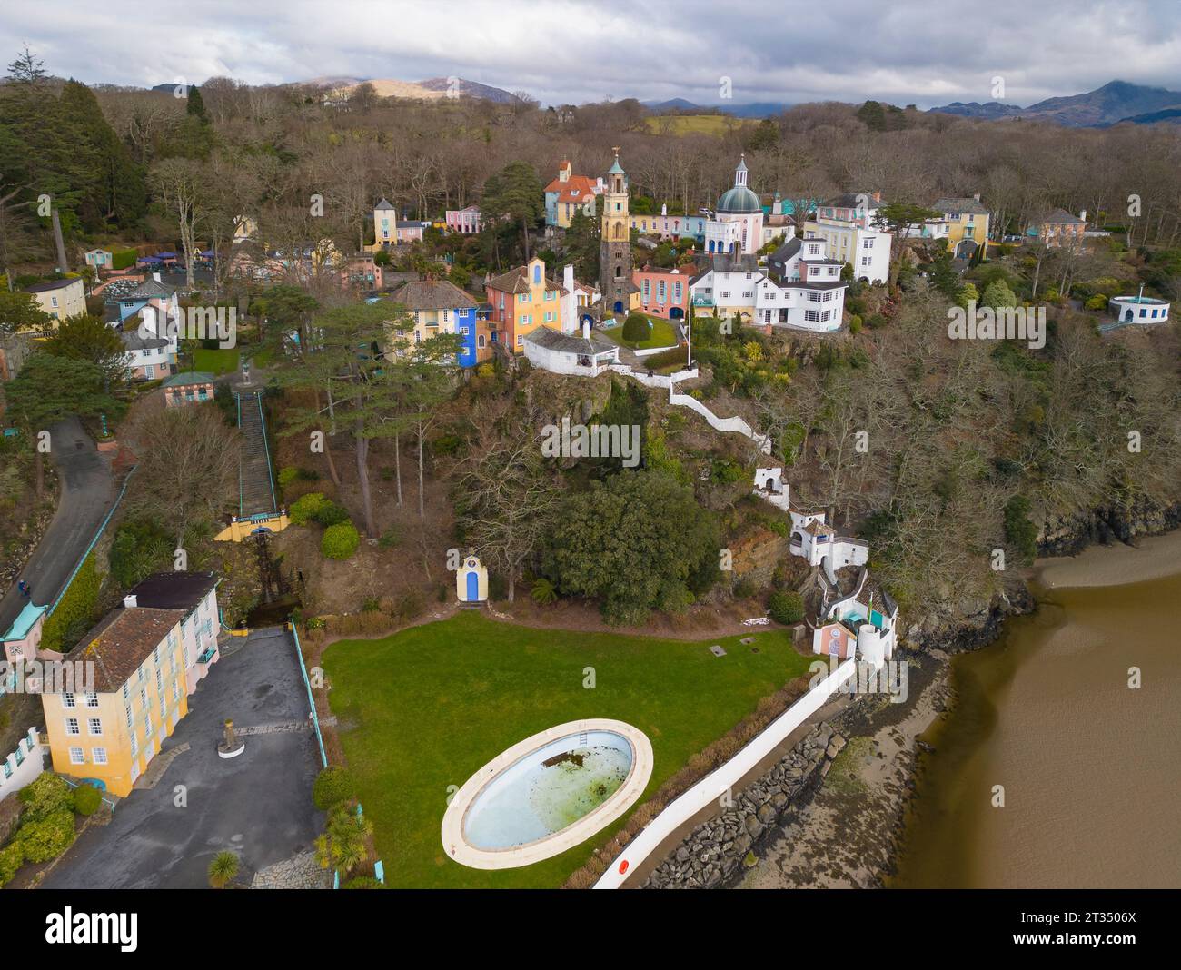 Vista aérea de Port Merion, Portmeirion, en Gwynedd, al noroeste de Gales Foto de stock
