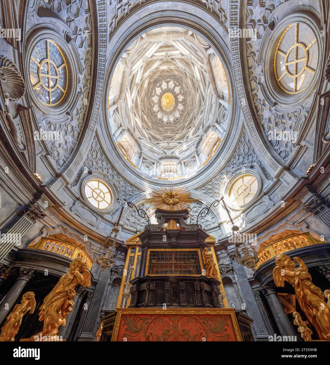 TURÍN (TURÍN). ITALIA, 25 DE MARZO de 2023 - El interior de la Capilla de la Sábana Santa en los Museos Reales de Turín, Italia Foto de stock