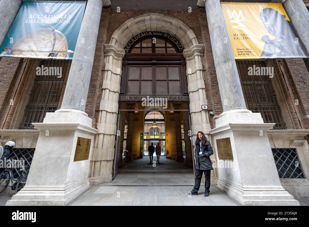 TURÍN, ITALIA, 11 DE ABRIL de 2023 - La entrada del museo egipcio de Turín (Torino), Italia Foto de stock