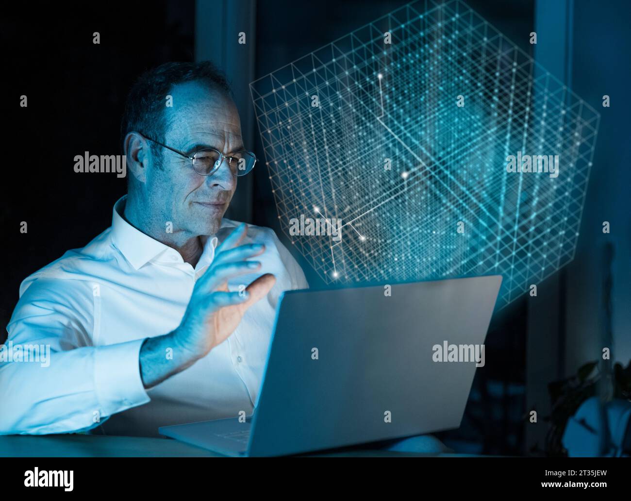 Imagen compuesta digital del hombre de negocios usando el ordenador portátil con el cubo 3D en la oficina Foto de stock