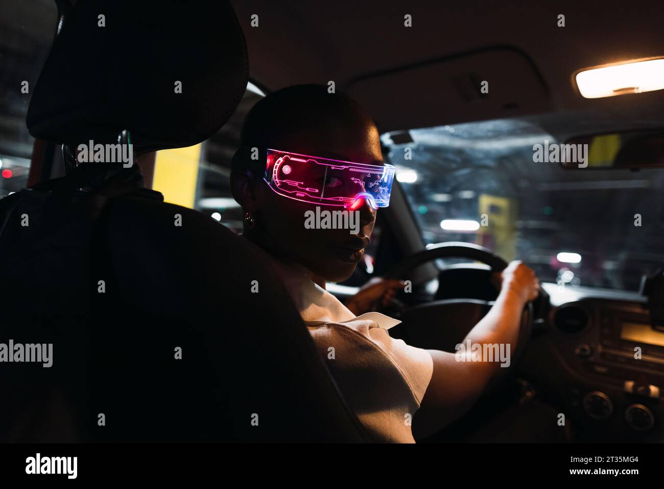 Joven empresaria con gafas inteligentes y sentado en el coche Foto de stock
