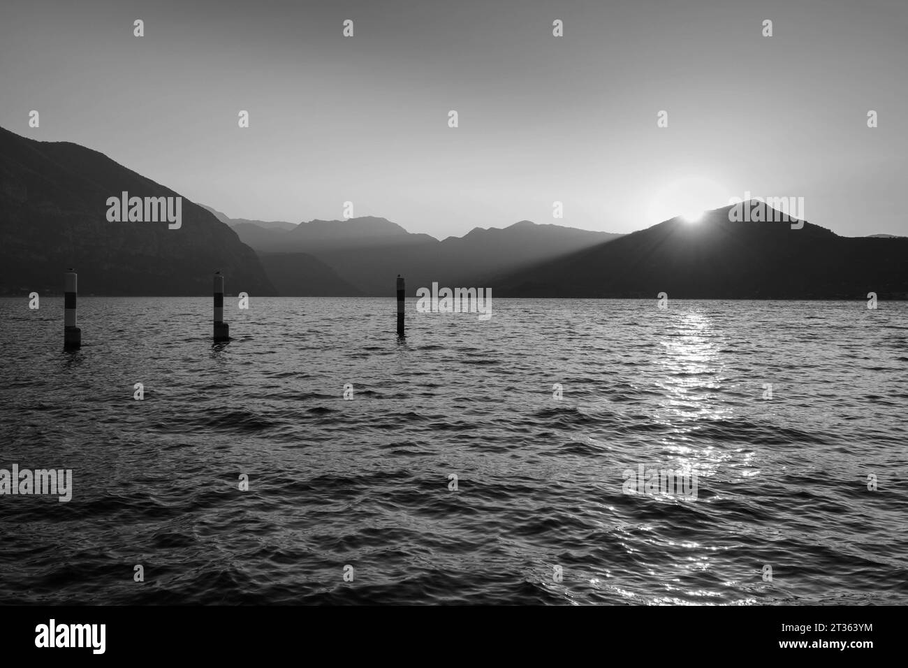 Salida del sol sobre Monte Castellion y el lago Iseo Lombardía Italia. Septiembre de 2023 Foto de stock