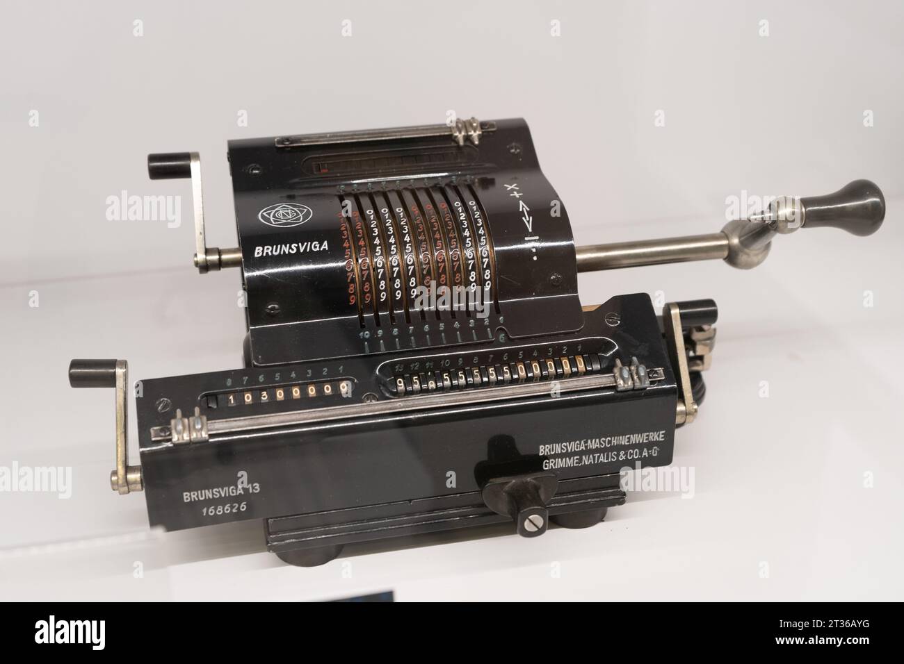 La máquina de adición BRUNSVIGA es el primer prototipo de una calculadora sobre fondo blanco. Dispositivo mecánico antiguo. Polonia, Varsovia - 28 de julio de 2023. Foto de stock