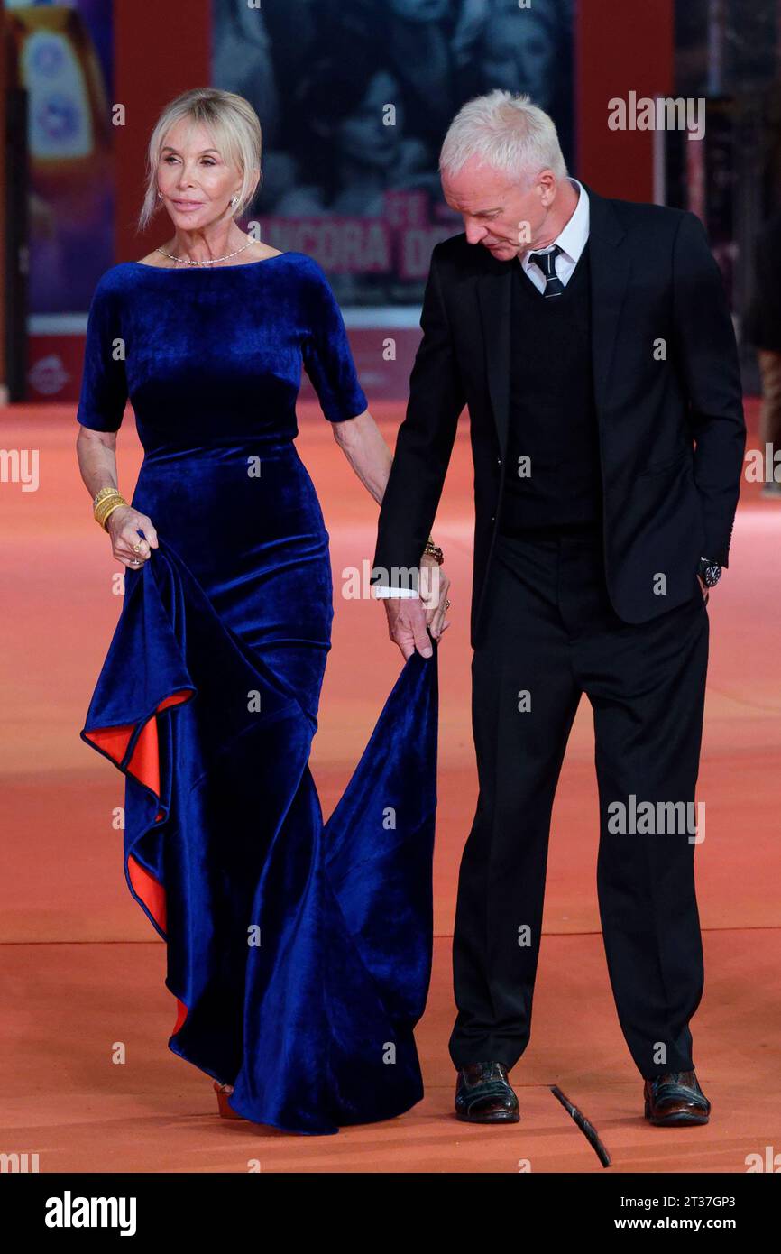 El cantante británico Sting (Gordon Matthew Thomas Sumner) y su esposa Trudie Styler en el Festival de Cine de Roma 2023. ¿Posibilidad de entrar? Una oda a la alfombra roja de Nápoles. Foto de stock