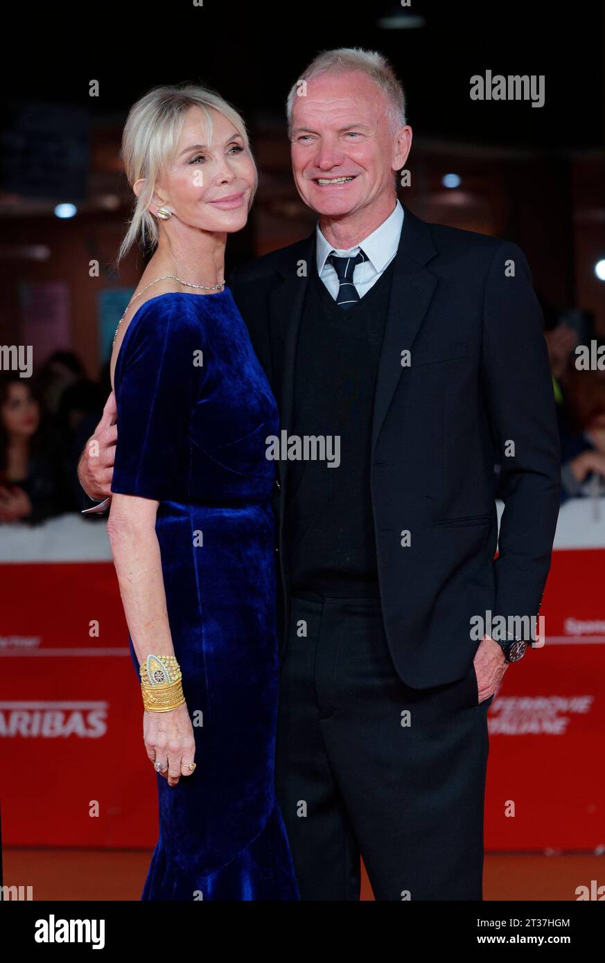 El cantante británico Sting (Gordon Matthew Thomas Sumner) y su esposa Trudie Styler en el Festival de Cine de Roma 2023. ¿Posibilidad de entrar? Una oda a la alfombra roja de Nápoles. Foto de stock