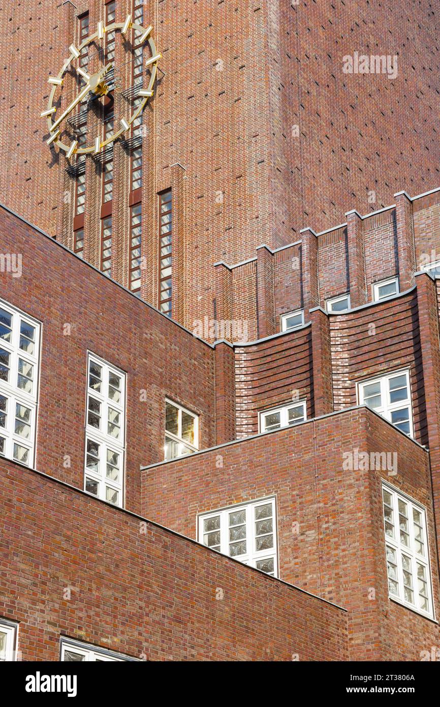 Reloj del edificio histórico del ayuntamiento en Wilhelmshaven, Alemania Foto de stock