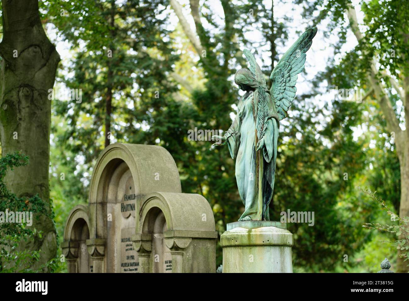 Colonia, Alemania Octubre 18 2023: Tumbas históricas y figura de ángel alado en el cementerio encantado de melaten en colonia Foto de stock