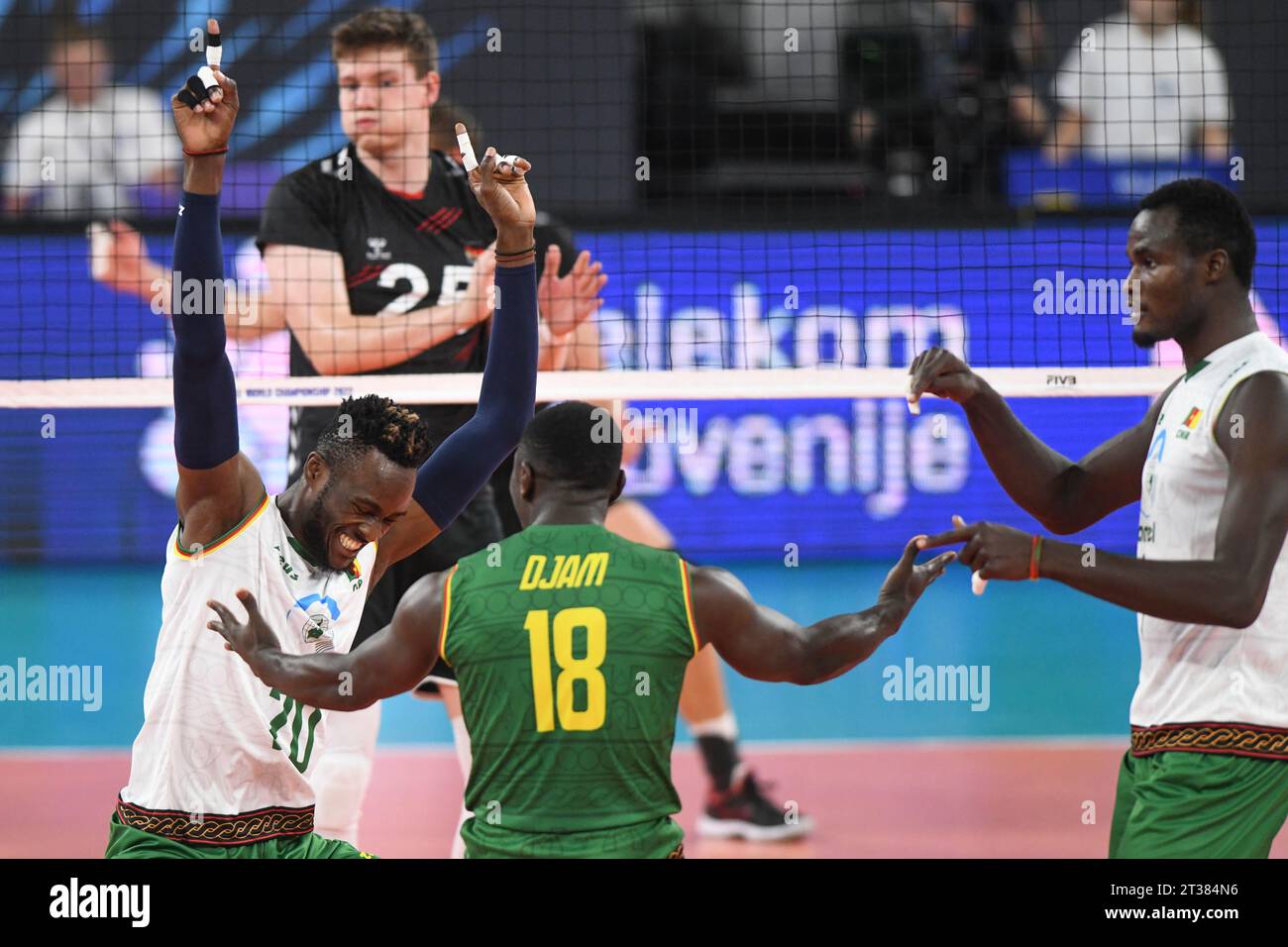 Christian Voukeng, Nelson Ayong Djam, Djakode Elie Badawe (Camerún). Campeonato Mundial de Voleibol 2022. Foto de stock
