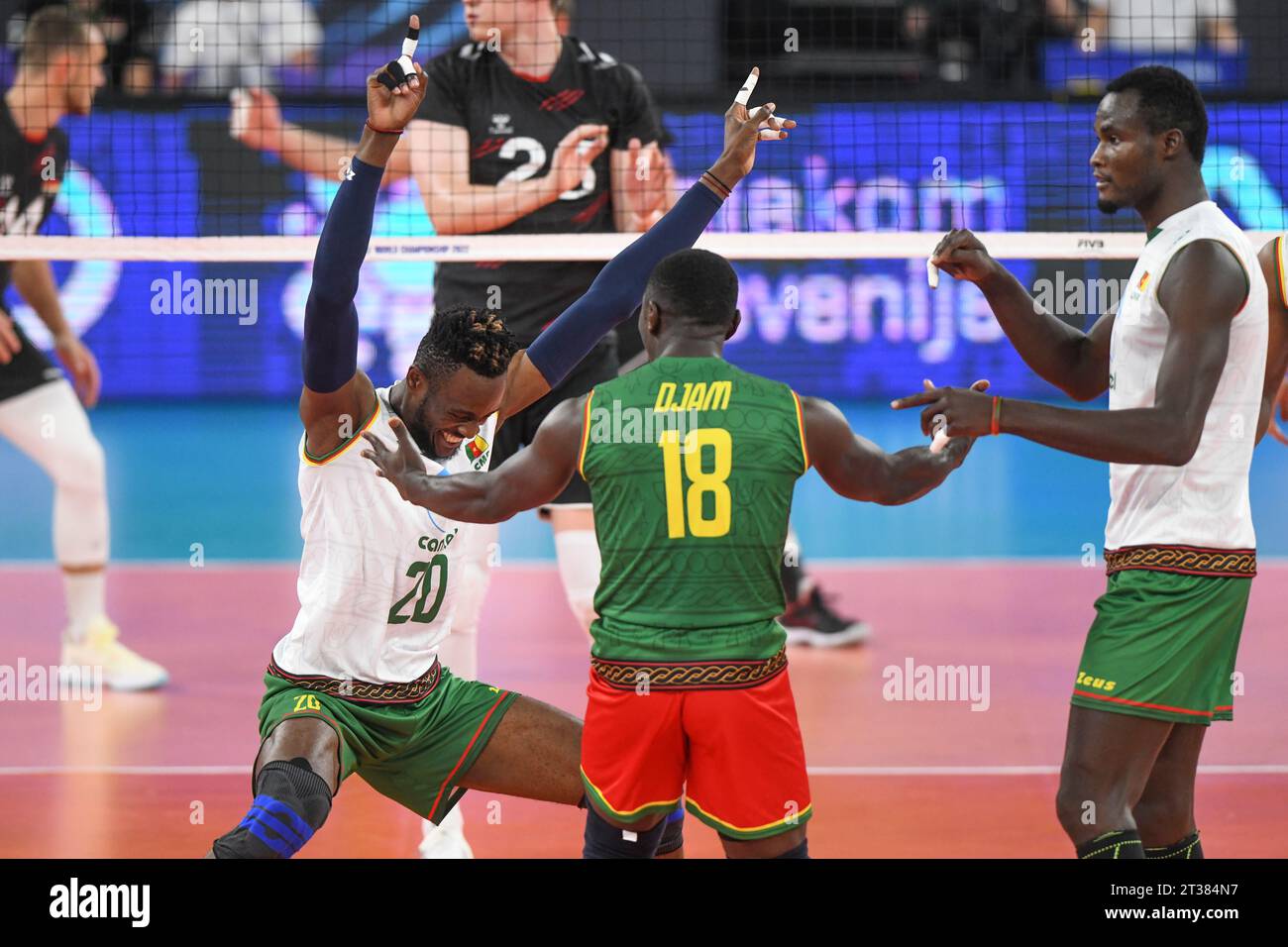 Christian Voukeng, Nelson Ayong Djam, Djakode Elie Badawe (Camerún). Campeonato Mundial de Voleibol 2022. Foto de stock
