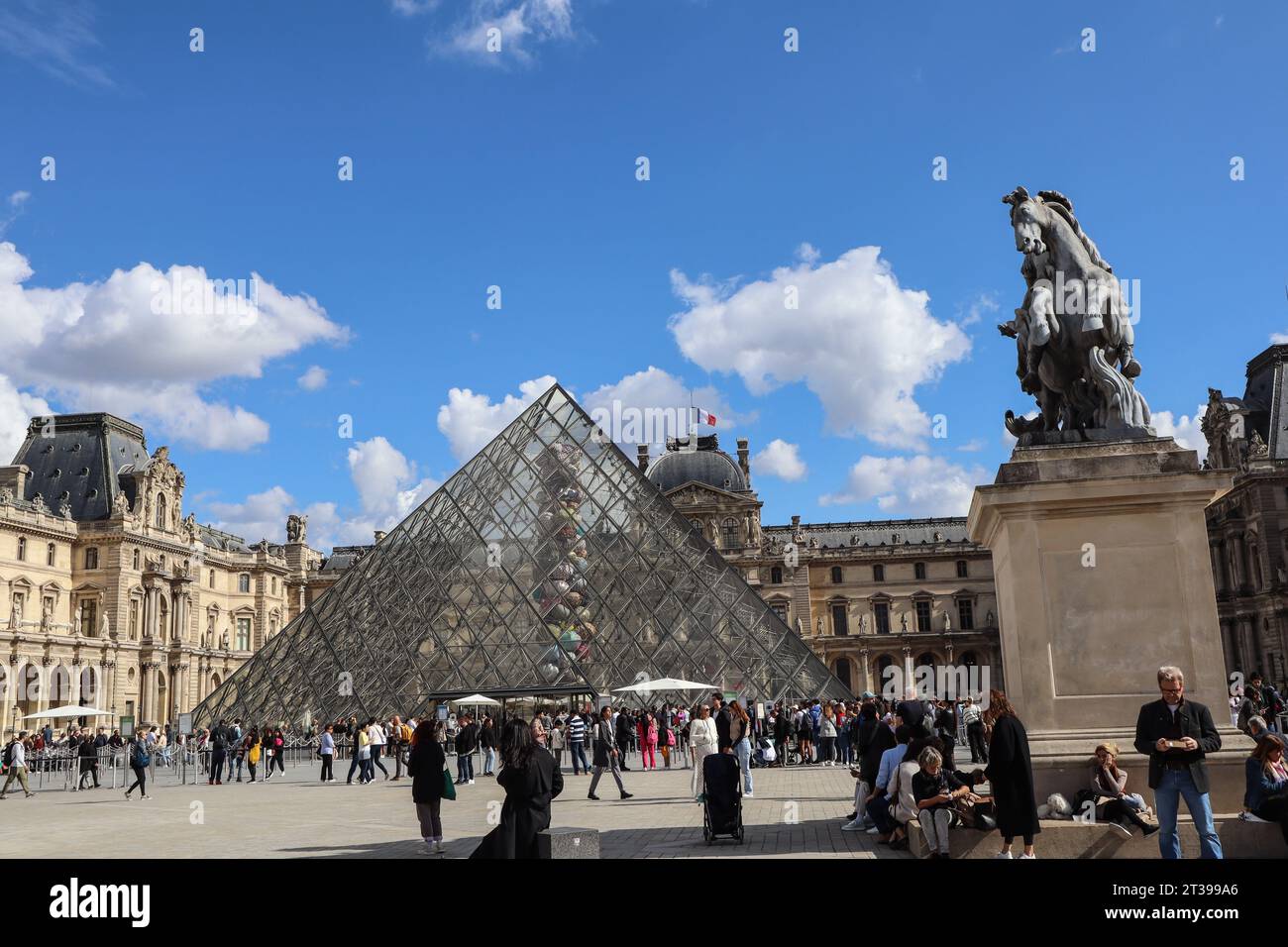 Museo del Louvre, París, Francia. Pirámide del Louvre. Exterior del Louvre. Arquitectura del Louvre. Foto de stock