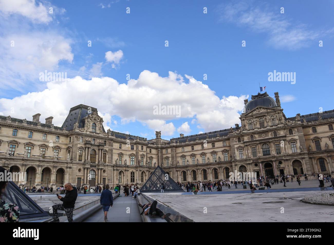 Museo del Louvre, París, Francia. Arquitectura del Louvre. Pirámide del Louvre. Exterior del Louvre. Foto de stock