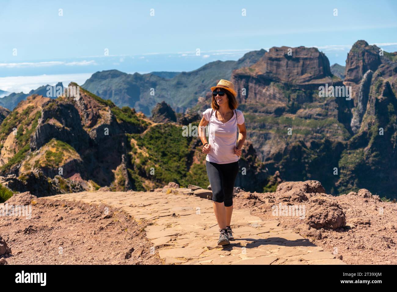 Ein Tourist wandert im Sommer auf dem Wanderweg am Pico do Arieiro, Madeira. Portugal Foto de stock