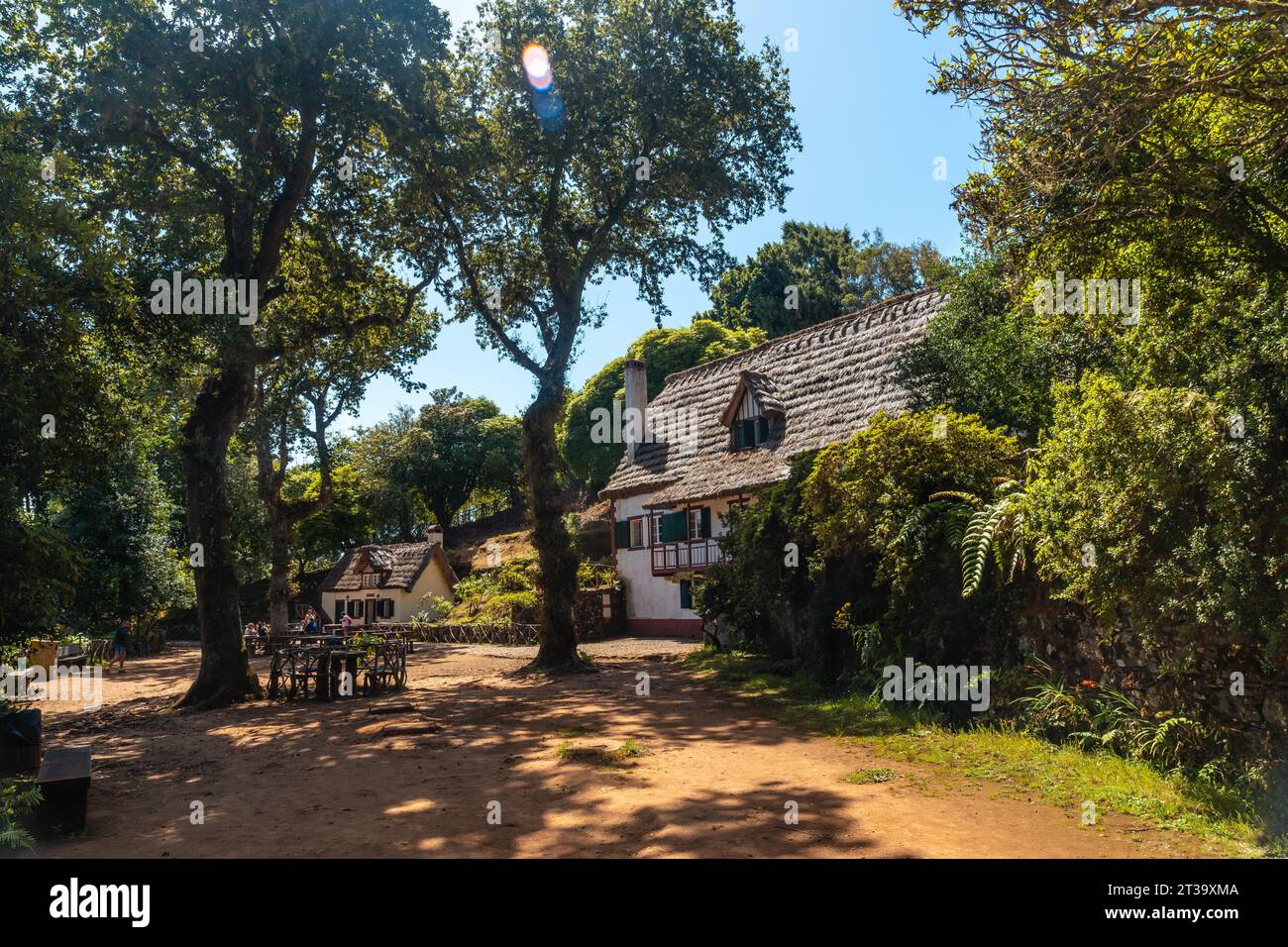 Schöne Häuser in der Natur am Anfang der Levada do Caldeirao Verde, Queimadas, Madeira. Portugal Foto de stock