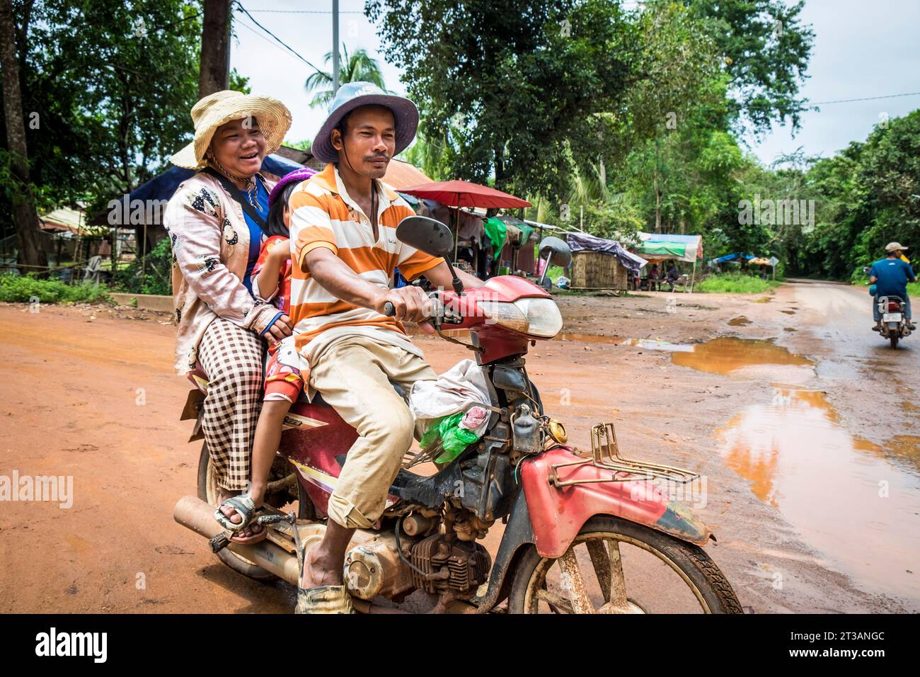 Camboya, Kampong Phluk, carretera inundada Foto de stock