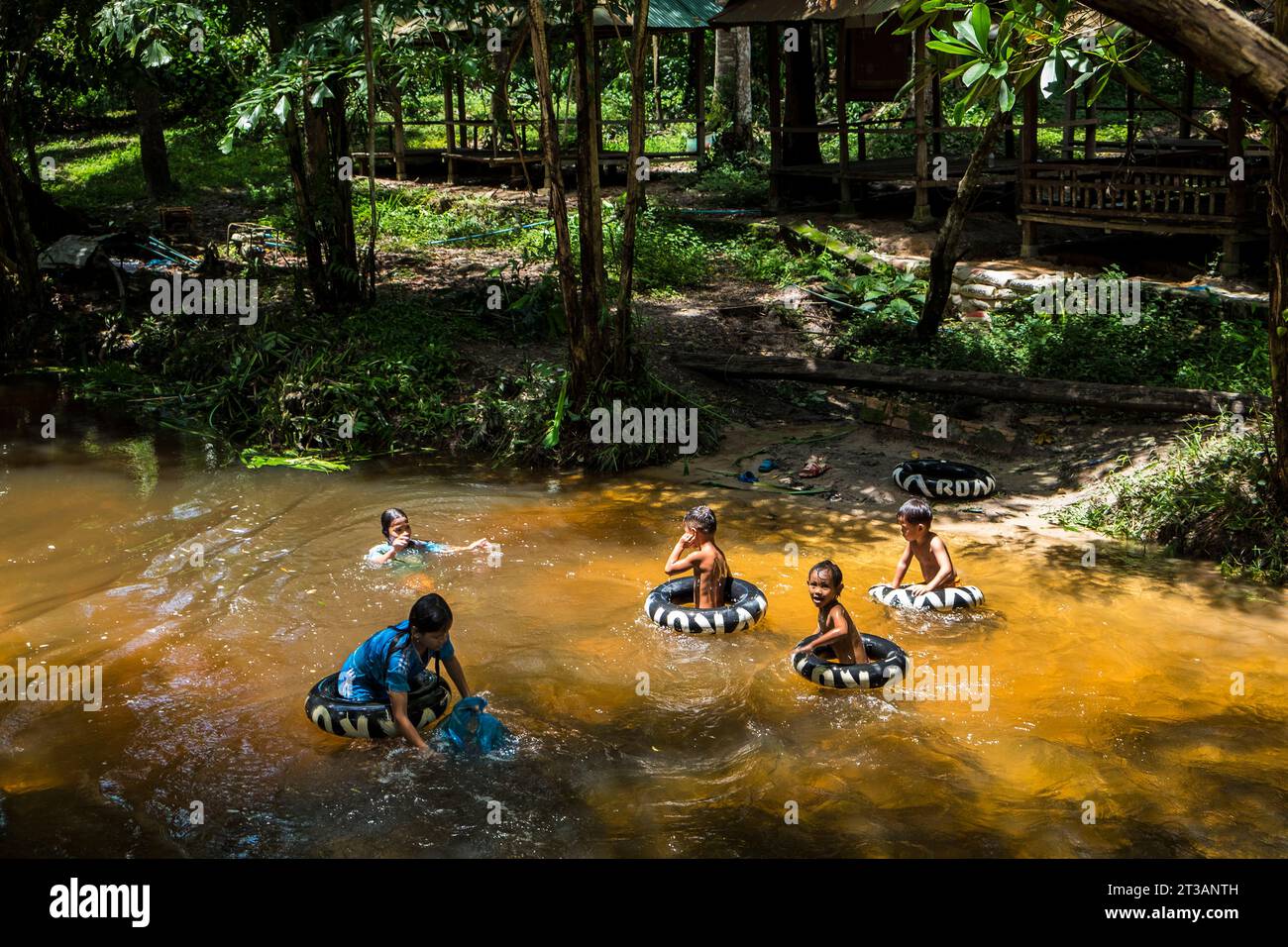 Camboya, montaña Kulen, los niños nadan en el río hinchado Foto de stock