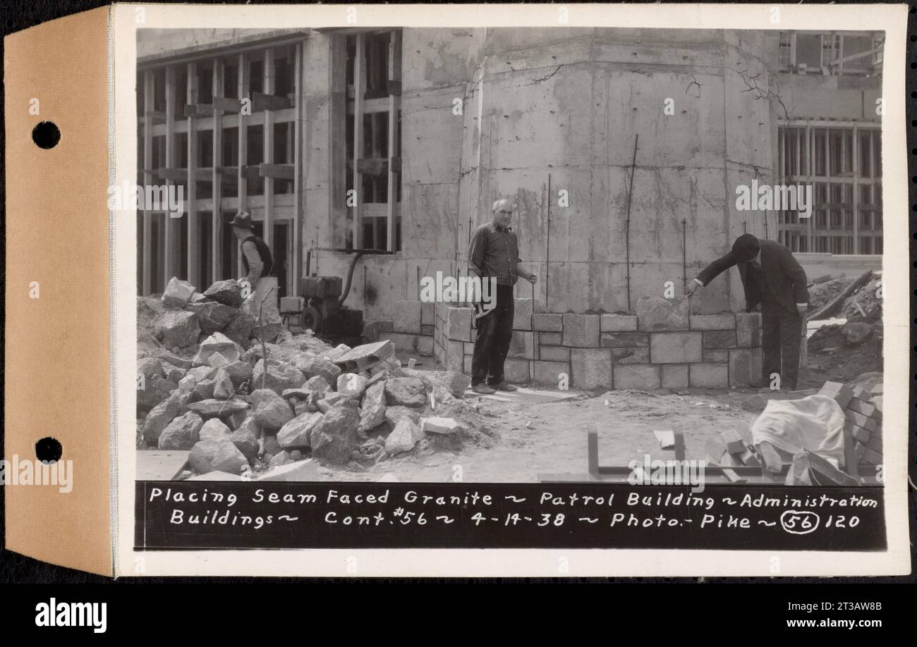 Contrato No. 56, Edificios de Administración, Presa Principal, Belchertown, colocación de granito frente a la costura, edificio de patrulla, Belchertown, Mass., Abril 14, 1938 Foto de stock