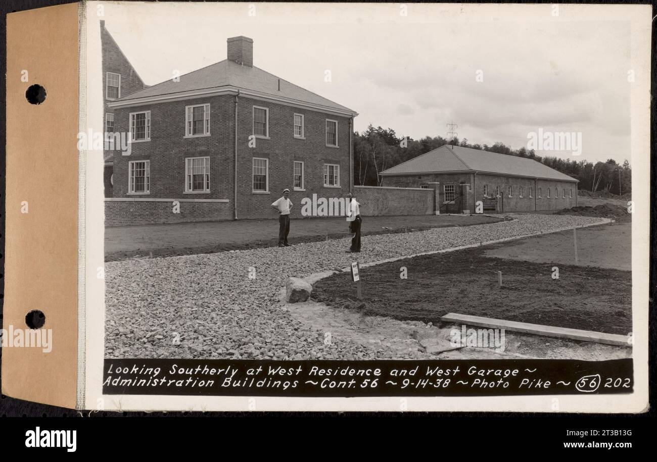 Contrato Nº 56, Edificios de Administración, Presa Principal, Belchertown, mirando hacia el sur en la residencia oeste y el garaje oeste, Belchertown, Massachusetts, 14 de septiembre de 1938 Foto de stock