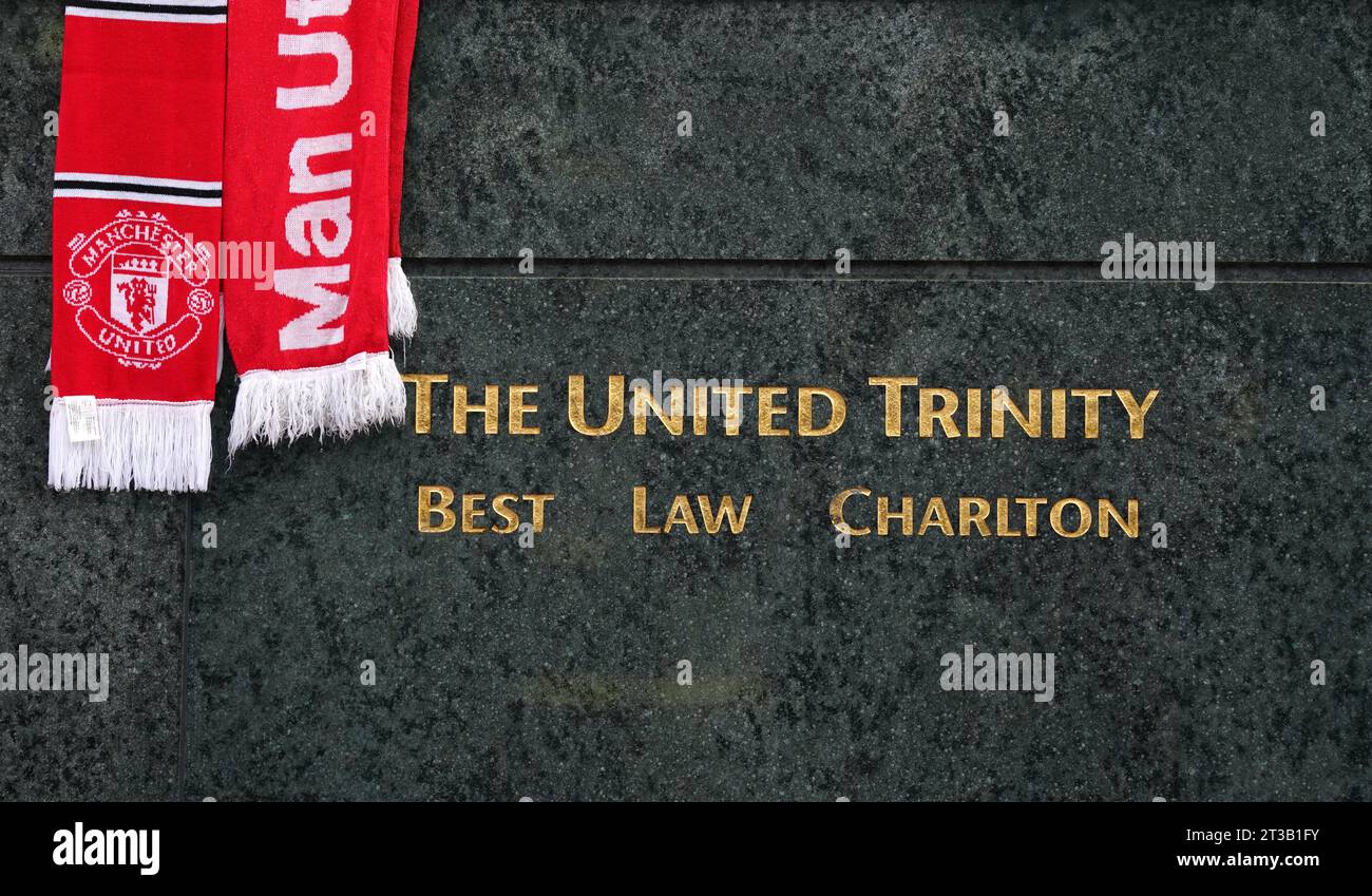 Los homenajes en memoria de Sir Bobby Charlton se hacen fuera del